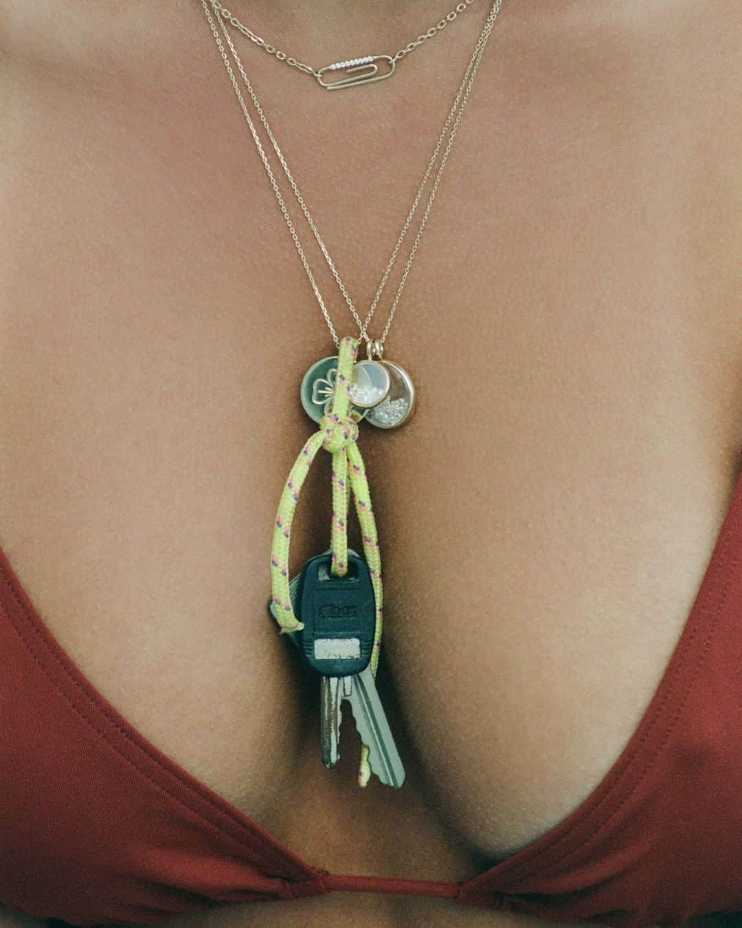 オーレリービダマンのインスタグラム：「Key ring 🚤 #finejewelry #trombone #chivor #summerwithaureliebidermann」