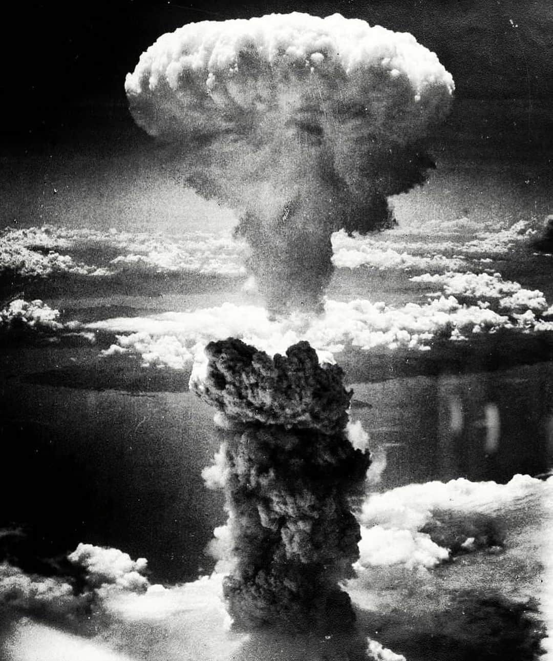 キャサリンハムネットさんのインスタグラム写真 - (キャサリンハムネットInstagram)「Today marks 75 years since the worlds first nuclear attack, when an atomic bomb was dropped on Hiroshima killing 140,000 people in 1945. Many later died from radiation, an estimated 300,000 total deaths. #remembering #choosepeace #chooselove」8月6日 22時44分 - katharinehamnett