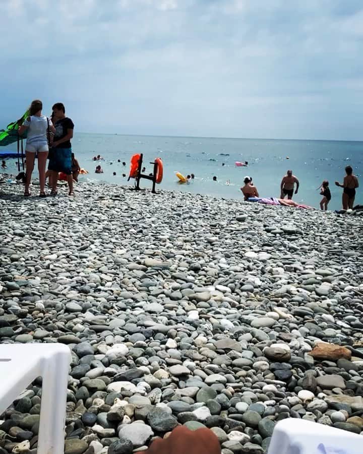 エレーナ・イシンバエワのインスタグラム：「А дети строили башни 😌 Развлекались как могли ☀️🌊✌🏻」