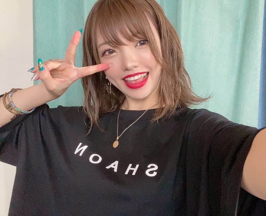 みきでりさんのインスタグラム写真 - (みきでりInstagram)「可愛いTシャツに可愛いピアス❤️ ＝終わることのない自撮り大会w ㅤ ㅤ @shaon.official @hirotakajewelry @areem.accessory  ㅤ ㅤ ㅤ ㅤ どれも可愛いでしょ？😜❤️❤️❤️ ㅤ ㅤ ㅤ ㅤ ㅤ ㅤ　 ㅤ ㅤ #ユニセックス#ユニセックスコーデ #男女兼用#tシャツコーデ #tシャツワンピ #ワンピース#オーバーサイズ#tシャツ#スポーティーコーデ #ストリート#ストリートファッション #ストリート系女子 #ハンドメイドアクセサリー #ポートレート#ポートレートモデル#ミディアムヘア #ボブ#ミディアムボブ #韓国ファッション #韓国コスメ #カジュアルコーデ#笑顔#ポートレート撮影 #ポートレートモデル #ピアス#イヤリング」8月6日 22時54分 - mikidelicious