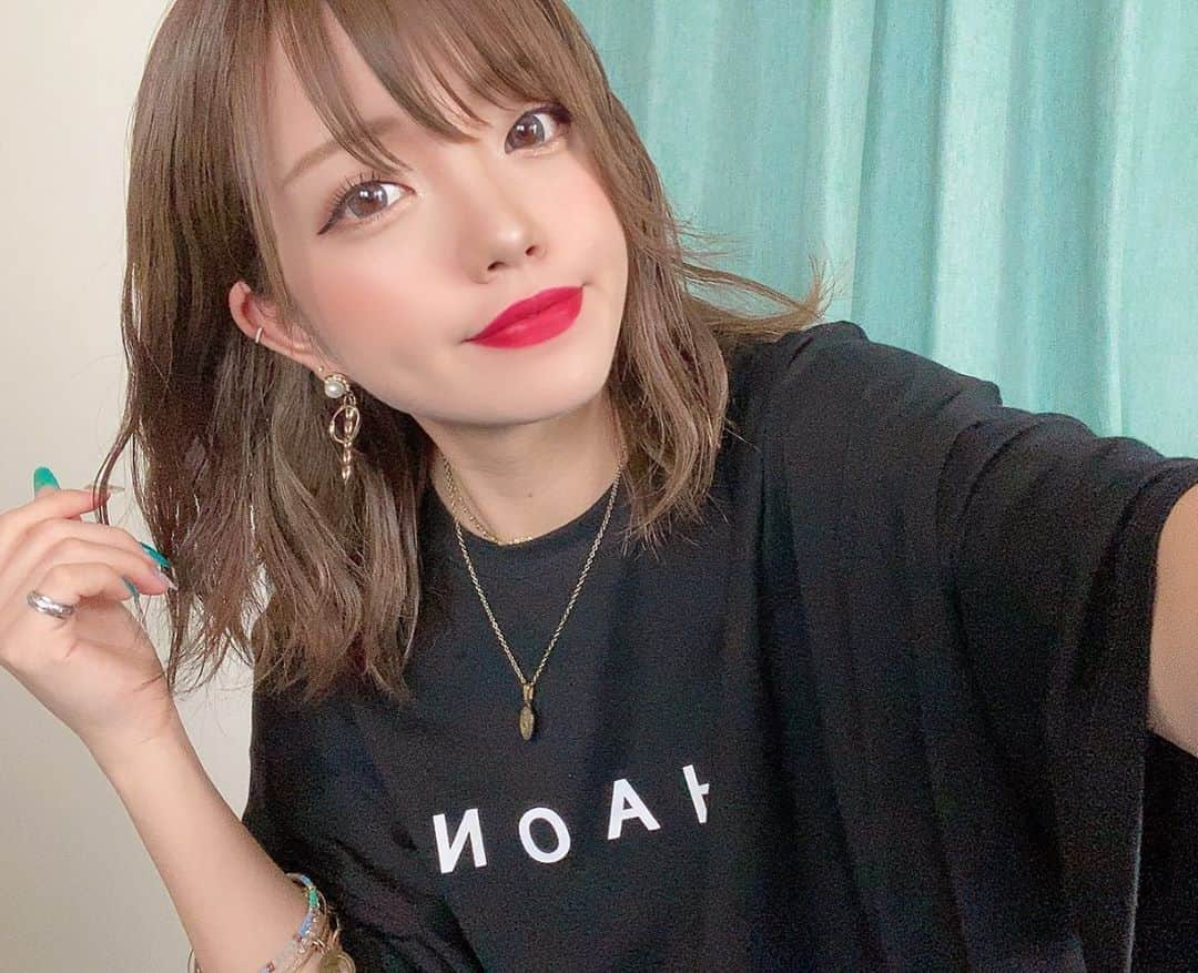 みきでりさんのインスタグラム写真 - (みきでりInstagram)「可愛いTシャツに可愛いピアス❤️ ＝終わることのない自撮り大会w ㅤ ㅤ @shaon.official @hirotakajewelry @areem.accessory  ㅤ ㅤ ㅤ ㅤ どれも可愛いでしょ？😜❤️❤️❤️ ㅤ ㅤ ㅤ ㅤ ㅤ ㅤ　 ㅤ ㅤ #ユニセックス#ユニセックスコーデ #男女兼用#tシャツコーデ #tシャツワンピ #ワンピース#オーバーサイズ#tシャツ#スポーティーコーデ #ストリート#ストリートファッション #ストリート系女子 #ハンドメイドアクセサリー #ポートレート#ポートレートモデル#ミディアムヘア #ボブ#ミディアムボブ #韓国ファッション #韓国コスメ #カジュアルコーデ#笑顔#ポートレート撮影 #ポートレートモデル #ピアス#イヤリング」8月6日 22時54分 - mikidelicious