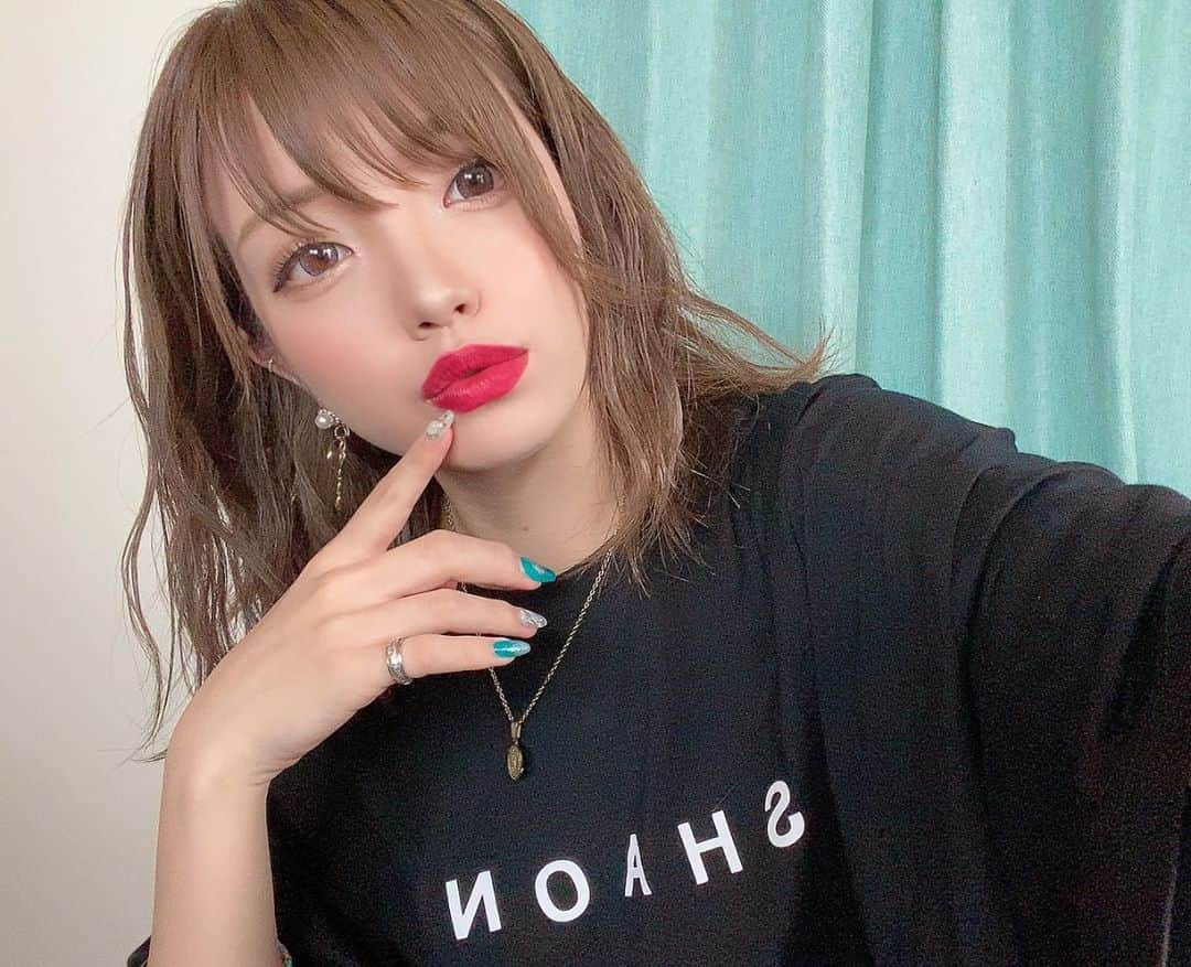 みきでりさんのインスタグラム写真 - (みきでりInstagram)「可愛いTシャツに可愛いピアス❤️ ＝終わることのない自撮り大会w ㅤ ㅤ @shaon.official @hirotakajewelry @areem.accessory  ㅤ ㅤ ㅤ ㅤ どれも可愛いでしょ？😜❤️❤️❤️ ㅤ ㅤ ㅤ ㅤ ㅤ ㅤ　 ㅤ ㅤ #ユニセックス#ユニセックスコーデ #男女兼用#tシャツコーデ #tシャツワンピ #ワンピース#オーバーサイズ#tシャツ#スポーティーコーデ #ストリート#ストリートファッション #ストリート系女子 #ハンドメイドアクセサリー #ポートレート#ポートレートモデル#ミディアムヘア #ボブ#ミディアムボブ #韓国ファッション #韓国コスメ #カジュアルコーデ#笑顔#ポートレート撮影 #ポートレートモデル #ピアス#イヤリング」8月6日 22時54分 - mikidelicious