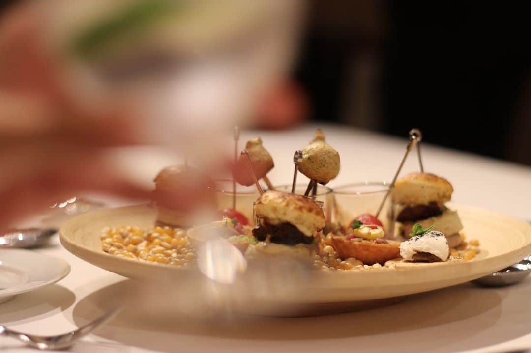 高井直子さんのインスタグラム写真 - (高井直子Instagram)「🦞 我孫子までオマール海老を食べに。 美味しい〜🤤 海老好きの私にはたまらない。 そしてリーズナブル過ぎて🤤 素敵レストランでした♡ @a.la.louche  #アラルーシュ #フレンチ #オマール海老」8月6日 22時50分 - naokotakai