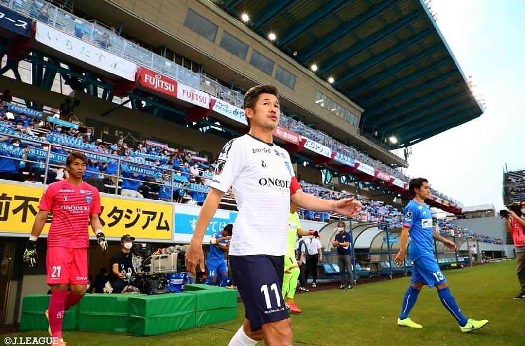 I_am_soccerjunkyさんのインスタグラム写真 - (I_am_soccerjunkyInstagram)「いつも聞こえるサポーターのチャントが聞こえない。 飲水タイムという一旦試合が切れる新しい「間」。 そしてコロナと。 選手にとっては集中力を欠く難しい試合が続いています。 しかしカズさんがピッチに立つとスタジアム全体がワクワクした 空気が出来て、選手もいつもより集中力が増していると感じました。 ワンピースでいう覇気を使える能力者です。　 場の空気を飲み込む力というか何というか。 サッカー選手、そしてエンターテイナーとは何かを感じさせてくれるそんな存在です。 . . サッカーがくれる力を信じて。 #jリーグ様からお写真を拝借　#威風堂々 #三浦知良 #横浜fc #11 #soccerjunky #keepdistance #staysafe」8月6日 22時50分 - soccerjunky_official