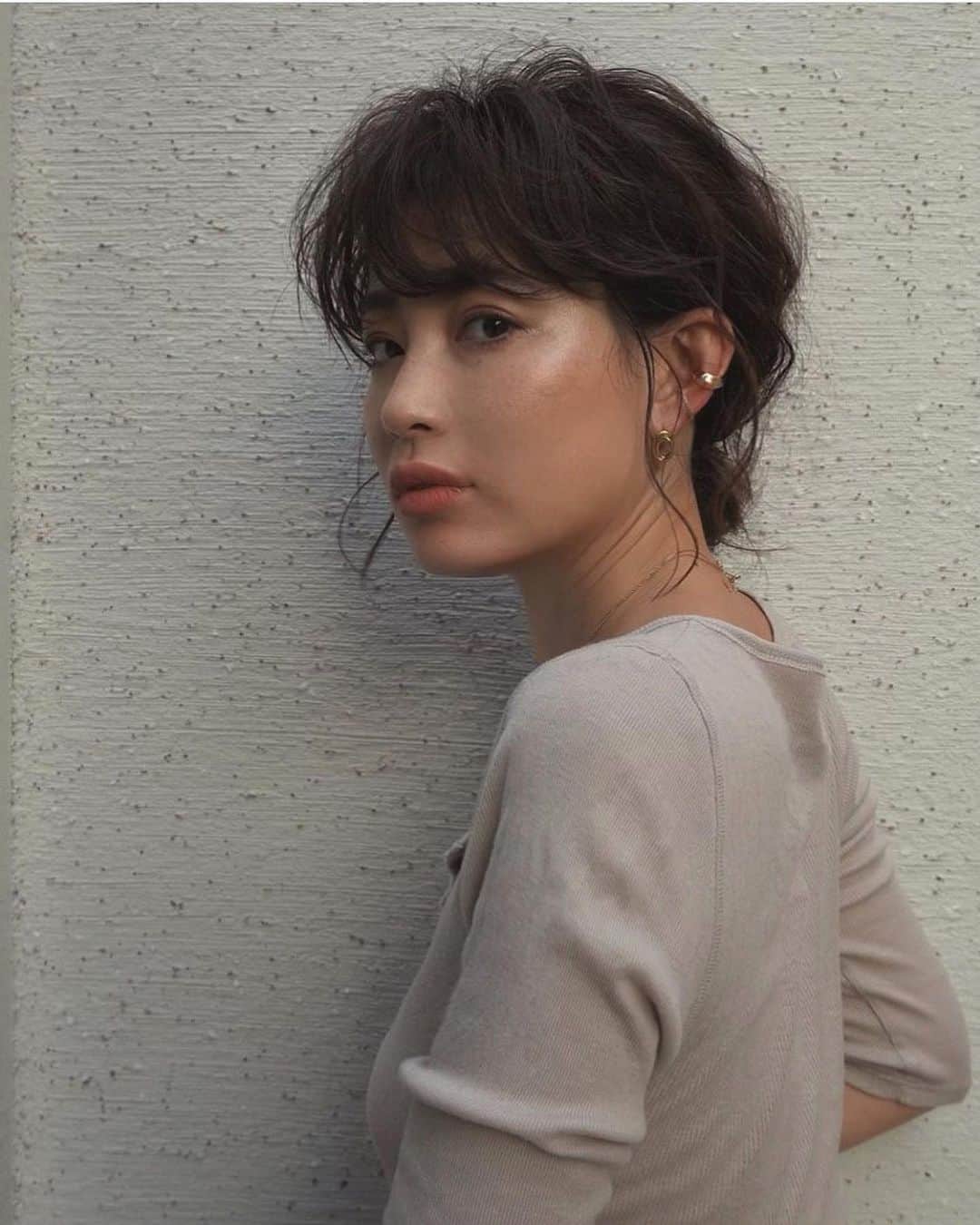 JUNNAのインスタグラム：「今宵はアイライナーのお話し。  もうね。  素晴らしいライナー。  @addictionbeauty_official   ザ　カラーリキッドアイライナー  今日は来年2021年春夏のサンプルチェックDAY  会議中に余りに可愛いライナーに 会議は脱線...AWの服に合わせながら あーでもない。 こーでもない。  メイクの話しで大盛り上がり  やっぱりリップはみんな ブラウン系が気になってるんだね〜  その場でお互いのオススメをポチリ、ポチリ🤣  楽しい  はぁ可愛い🤭💭  イエローとかなかなか発色しにくいカラーも ひと塗りで信じられないくらい良い発色  展開カラーもシャレ過ぎて...  今日のインスタライブの時は 2枚目の上から3つめのアプリコットカラーのラインで  リップはお洋服に合わせて色々変えてみました。  引き続きこの ザ マットリップ リキッド　も 可愛すぎて色々トライ中  #アディクション #カラーメイク #ライナー #コスメ#アイメイク#YouTube」