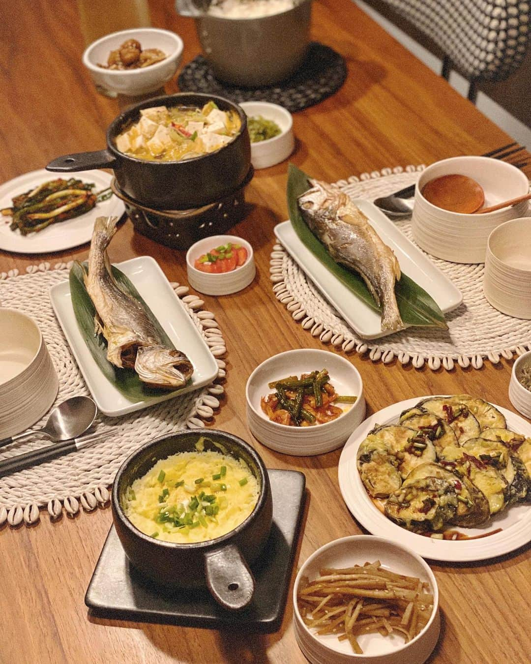 シン・ダウンさんのインスタグラム写真 - (シン・ダウンInstagram)「. 울집 #보리굴비정식 🐟 고슬고슬 솥밥🍚도 짓고  더워 죽겠는데 밑반찬도 하고 분명히 폭탄계란찜이었는데  ..왜 다 가라 앉았으까 .. 🦦 집에 그릇이 그렇게 많은데 그 와중에 이쁜 생선접시가 없어서 낭패다☹️  그래도 오랜만에 나의 정성이었더랬다 🦖 #신난다은👩🏻‍🍳」8月6日 22時51分 - shindandan_