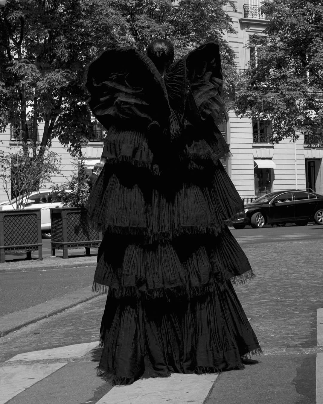 カリーヌ・ロワトフェルドさんのインスタグラム写真 - (カリーヌ・ロワトフェルドInstagram)「LEGENDS ONLY 🖤@madamedebrashaw wears Fall Couture shot by @fabienmontique in Paris #couture」8月6日 22時52分 - carineroitfeld
