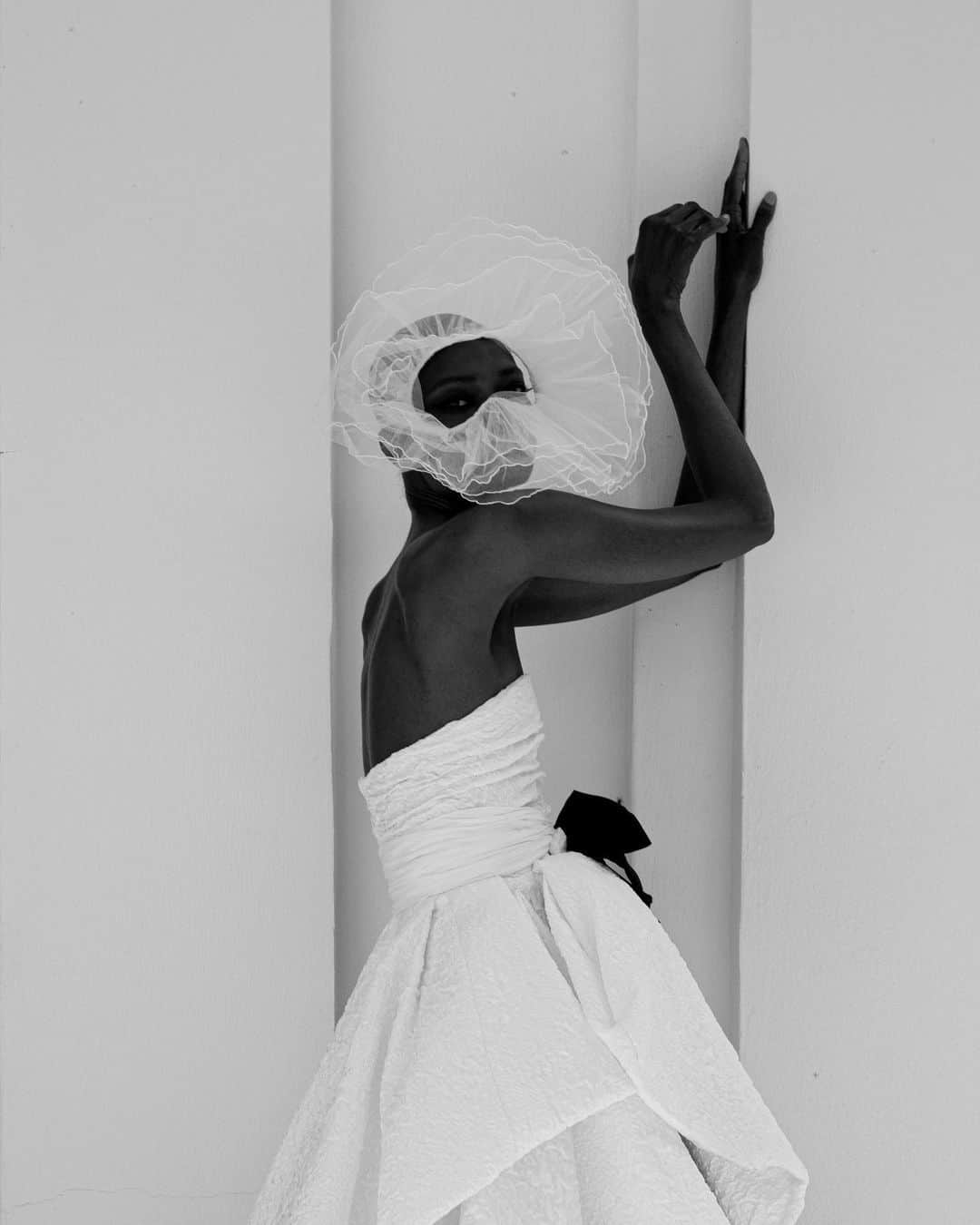 カリーヌ・ロワトフェルドさんのインスタグラム写真 - (カリーヌ・ロワトフェルドInstagram)「LEGENDS ONLY 🖤@madamedebrashaw wears Fall Couture shot by @fabienmontique in Paris #couture」8月6日 22時52分 - carineroitfeld