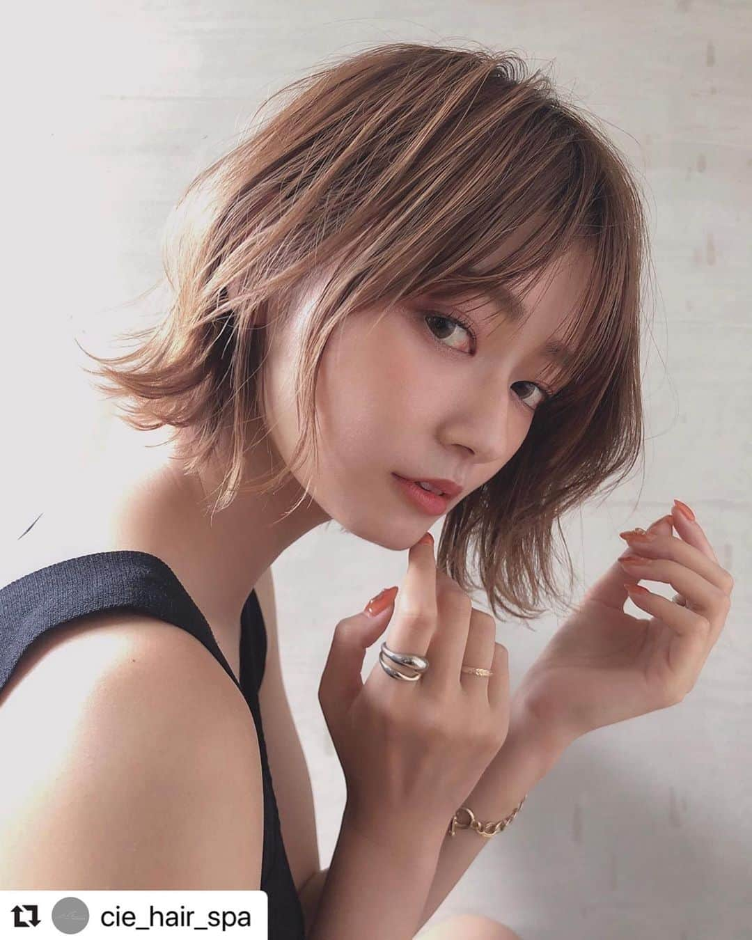 THROW 【スロウ】さんのインスタグラム写真 - (THROW 【スロウ】Instagram)「#Repost @cie_hair_spa with @make_repost ・・・ . .この日の太陽光すごく良かった🥀  #美容院#春日井#勝川#スタイリスト募集#マンツーマンサロン#ソワ#シー#CIE#soieヘアカラー#オーガニック#リラクゼーション#リラックス#外ハネ#前下がりボブ#グレージュ#ショート#透明感#スタイリッシュ#外国人風」8月6日 22時52分 - throwcolor