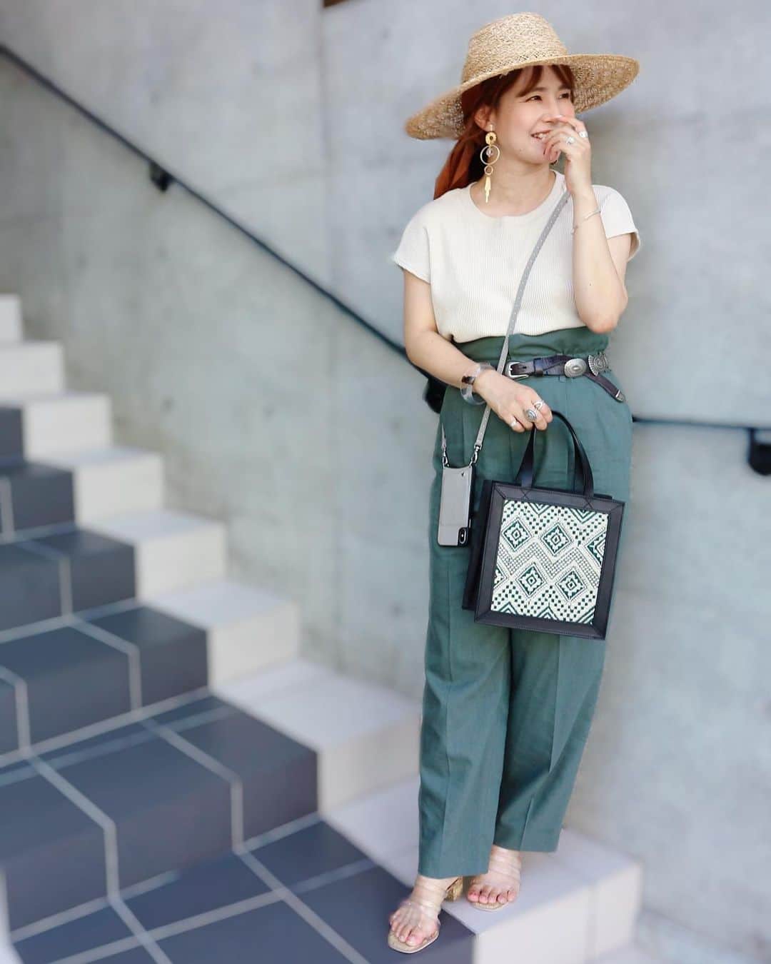 のインスタグラム：「‥ 今日のお洋服。 お洋服はシンプル、小物もりもりな感じのコーデ。 パンツとバックはセールでGET♡ トップスは【reca(@reca.yahoo )】のものです。 ∵ ∵ #reca #recaコーデ #休日コーデ #お仕事スタイル #ママコーデ #ママファッション #大人ファッション #30代コーデ #アラフォーコーデ #大人可愛い #ミヤマリ #vocest #vocemagazine #美容ブロガー #インフルエンサー #超未熟児ママ #ママ #ワーママ #ワーママコーデ #男の子ママ #mamagirl #おしゃれさんと繋がりたい #男の子ママと繋がりたい」