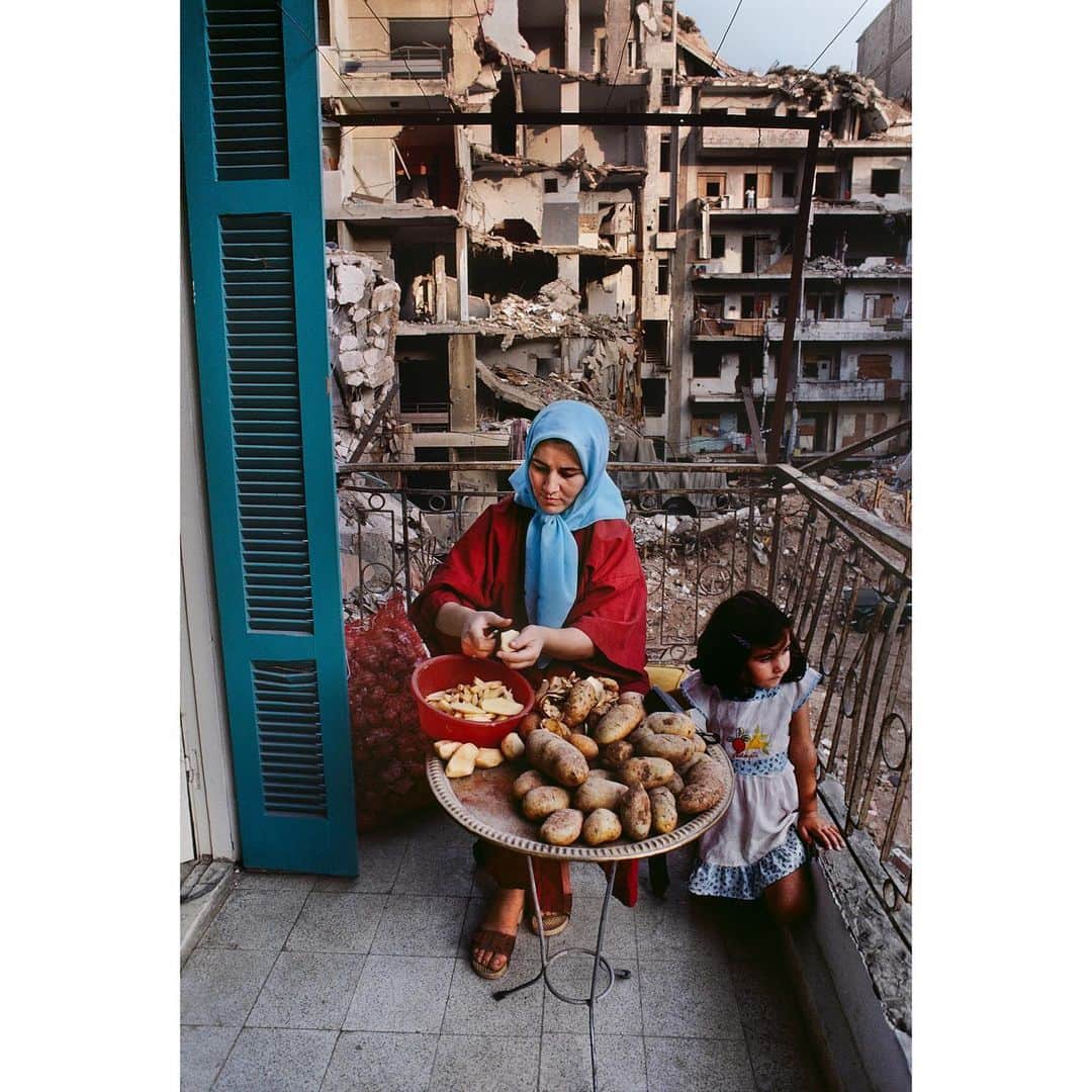 スティーブ・マカリーさんのインスタグラム写真 - (スティーブ・マカリーInstagram)「We stand with the people of Beirut as they endure unthinkable devastation and destruction.   The people of Beirut have endured terrible hardships in the past, as evidenced by the resilience of this woman carrying on with food preparation for her family whom I photographed in 1982.  #SteveMcCurry #beirut #lebanon」8月6日 22時52分 - stevemccurryofficial