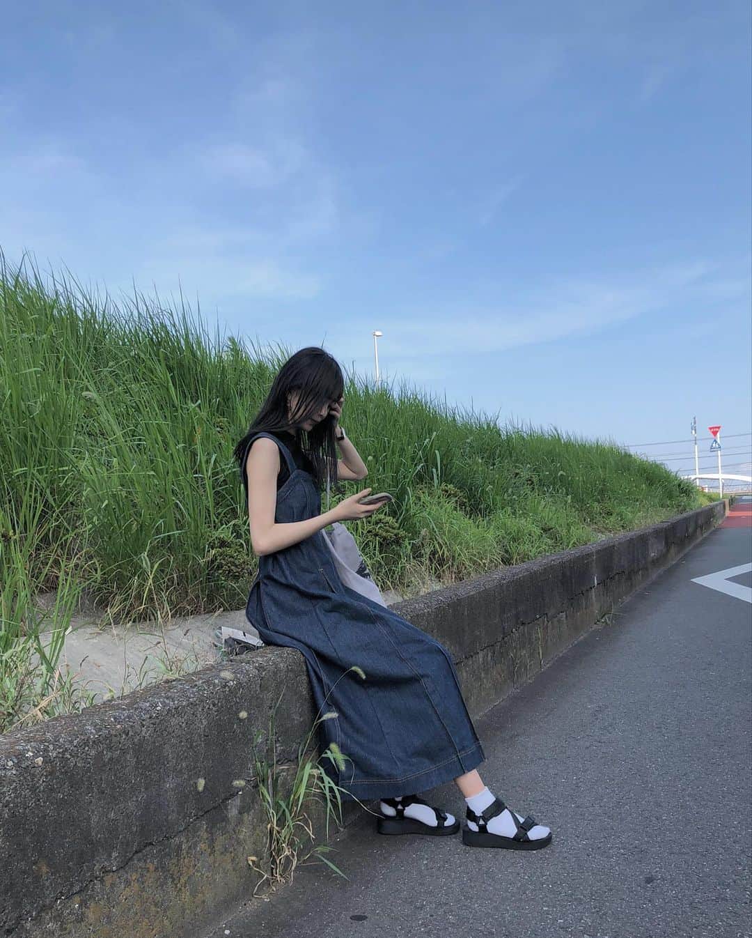 五島百花さんのインスタグラム写真 - (五島百花Instagram)「・ 日陰だいすき 休憩だいすき お散歩だいすき ・ ・ ・ #散歩#風で前髪センター分け#マスク取って撮ってます#とってとってます#駄洒落みたいになっちった」8月6日 23時03分 - momokagoshima