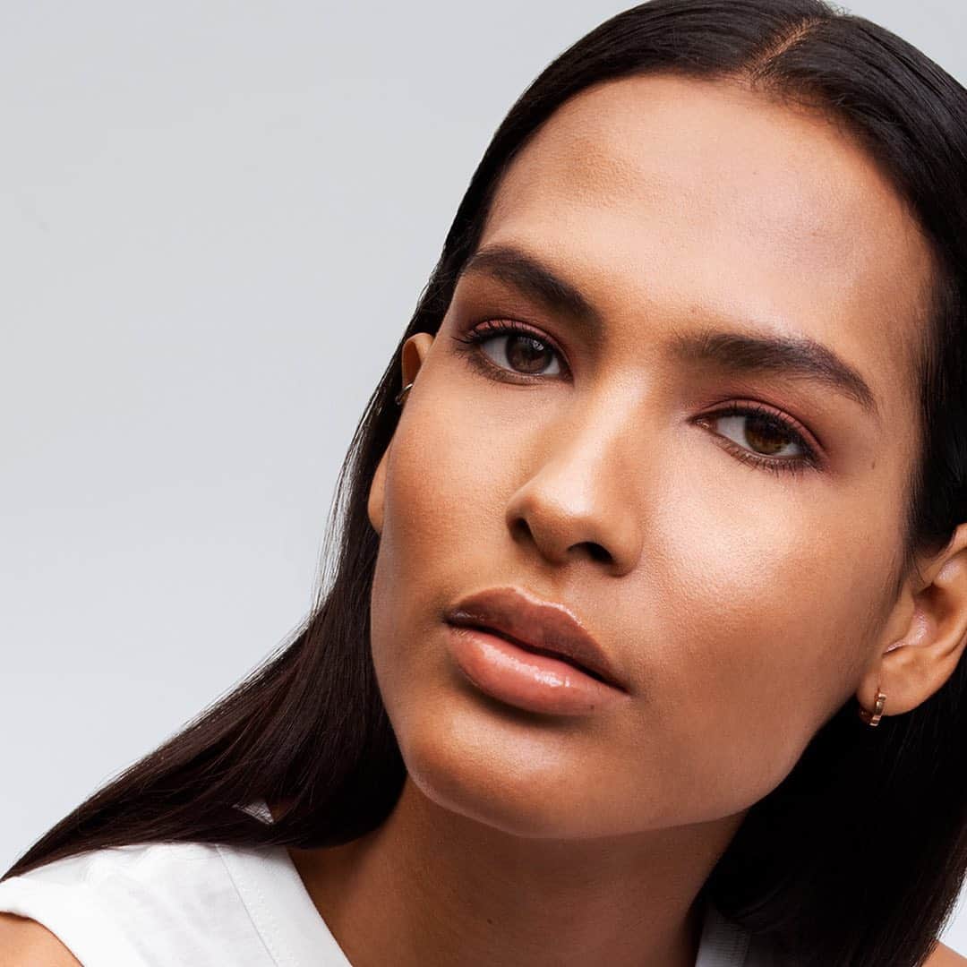 Smashboxのインスタグラム：「Roll outta bed. Shake. Tap into face with your fingers.  Halo Healthy Glow Tinted Moisturizer has you out the door and glowing in one simple step. Voila!」