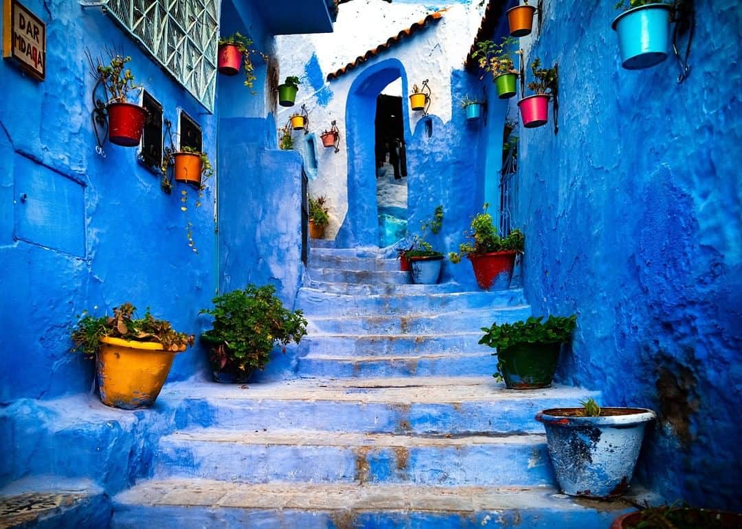 ライカさんのインスタグラム写真 - (ライカInstagram)「Rui Pires: The Blue City  The Moroccan city of Chefchaouen offers a story to be told through a boundless sea of blue. Mysterious and enchanting, Rui Pires begins to unfold the mystery of 'The Blue City' with his #LeicaSL2. Tap the link in our bio to learn more.  #LeicaCamera #Leica #🔴📷」8月6日 23時00分 - leica_camera