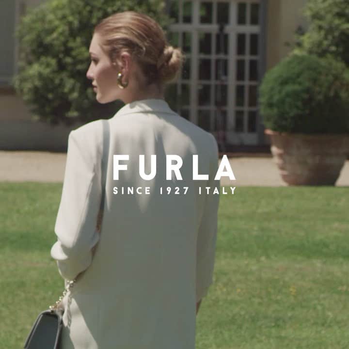 フルラのインスタグラム：「Every Furla accessory is driven by research, premium materials and style. Discover the secrets behind its creation. #thefurlasociety #furlafeeling #newcollection #furla #accessories #fashion」