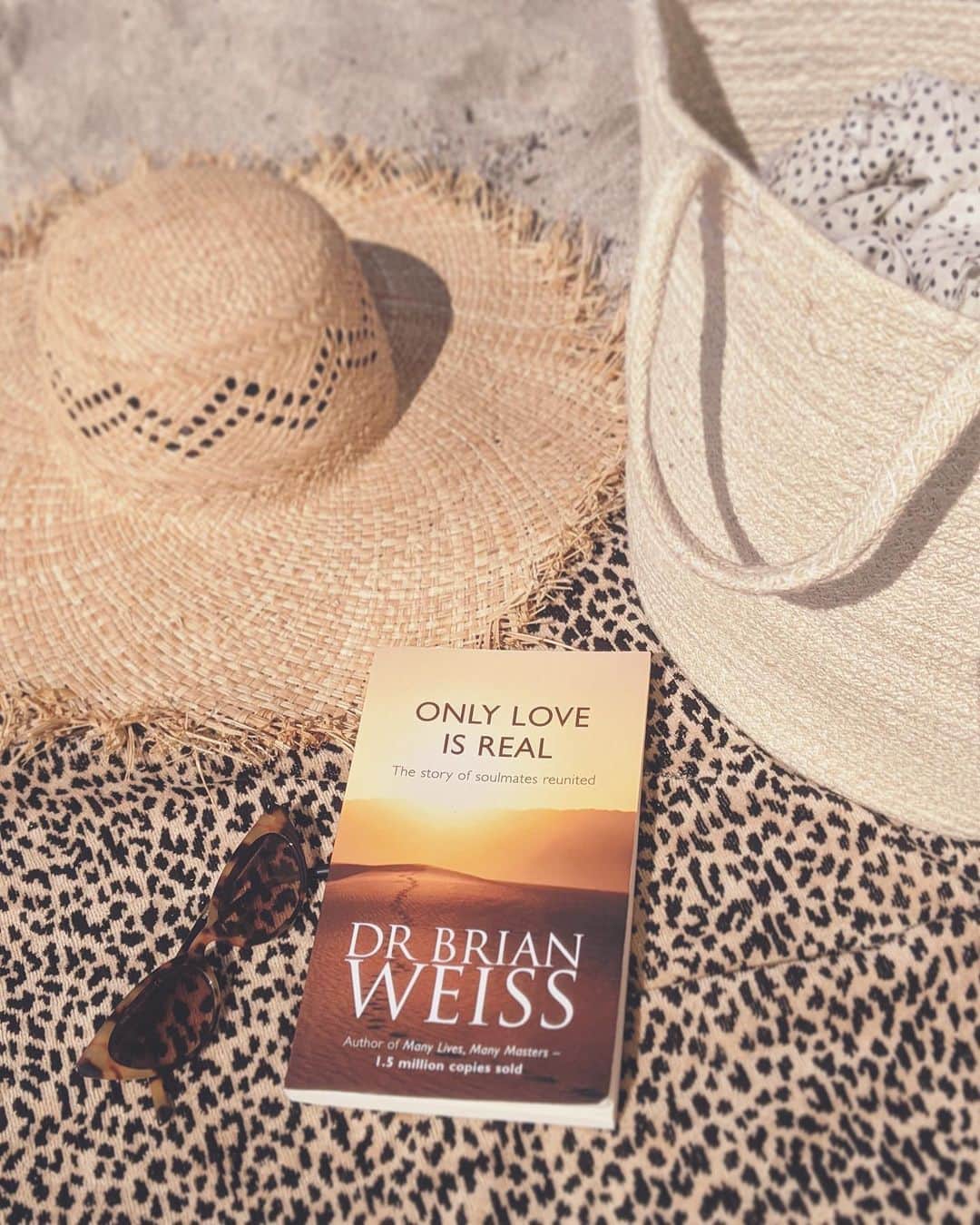 のインスタグラム：「Love dissolves fear. You cannot be afraid when you are feeling love. Since everything is energy, and love encompasses all energies, all is love.   Dr. Brian Weiss   #浜辺は読書が捗る #夏休み」