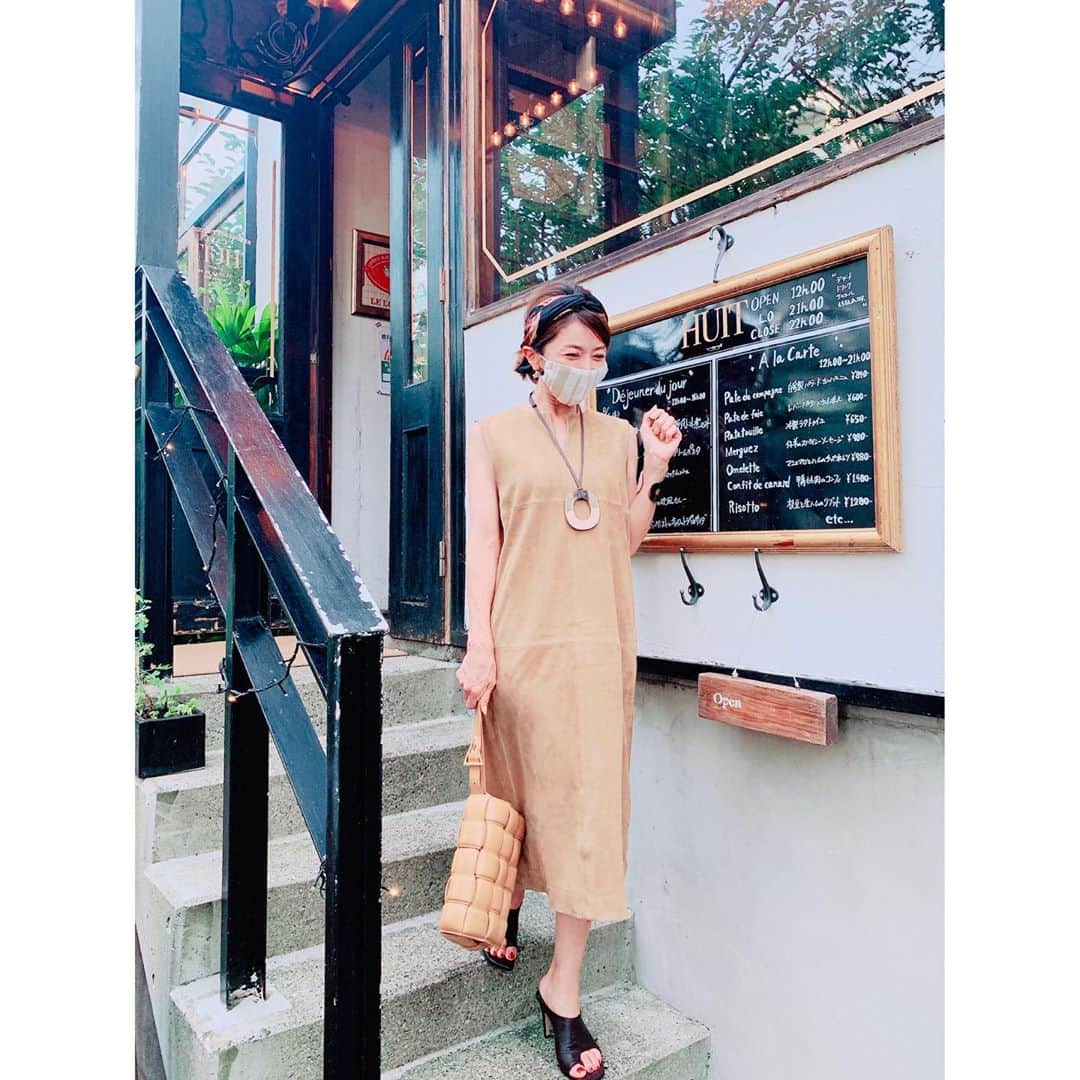 坂田陽子さんのインスタグラム写真 - (坂田陽子Instagram)「コロナ前から会いたくて会いたくて。やっと今日、高校時代からの私の癒しの存在、みかりんに久々に会えた❤️ ・ デートみたいにウキウキして服を選んで 梅雨明けしたら直ぐに着ようと思ってた、スウェードのワンピースにした🤣（途中で雨降ったらカッパ買うね、かっぱ😂） ・ アクセは10年以上前に購入した @hermes 　#イスム　の ネックレスとバングル。 ・ 素材のバッファローボーンのナチュラルな温かみと、絶妙な色合いが好きで、夏になるとベージュやカーキと合わせたくなる。リゾートに持っていく定番アクセでもある。 ・ 所々剥げたりしてるけど それも想い出の証として、長く愛してあげよう、と 最近益々愛着湧いてるみたい😊」8月6日 23時10分 - yokosakata