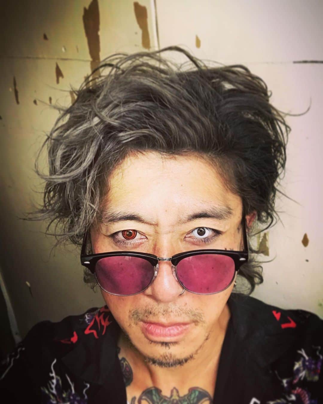 Ju-kenのインスタグラム：「今夜のライブ配信を見てくれたみんなありがとっ！すげー、感謝してるよっ♫  オジサンは友人の薦めで、最近Twitter始めてみたんだけど、いまだにインスタとの使い分けが分かってないよ。。。 宣伝がTwitterで、記録に残したいモノがインスタかい？？ 違うのかい、、、あーそーかい。。。  取り敢えず、続けられるまでは頑張ってみるよ、、、  いやぁ、こんなに生ライブが出来なくなる日が来るとは思っても見なかったけど、その分、水面下で今まで一緒にやりたかったけど、やれなかった人達と画策して、今まで通り、色んな形で音楽を楽しもうとおもってますので、琴線に触れるサウンド有ったら、、、 生で見れる日が来たら、ぜひ顔出しに来てなー  おやすみぃ  #twitterとインスタの使い分け #水面下で進行中 #エグいヤツらとエグいサウンド」