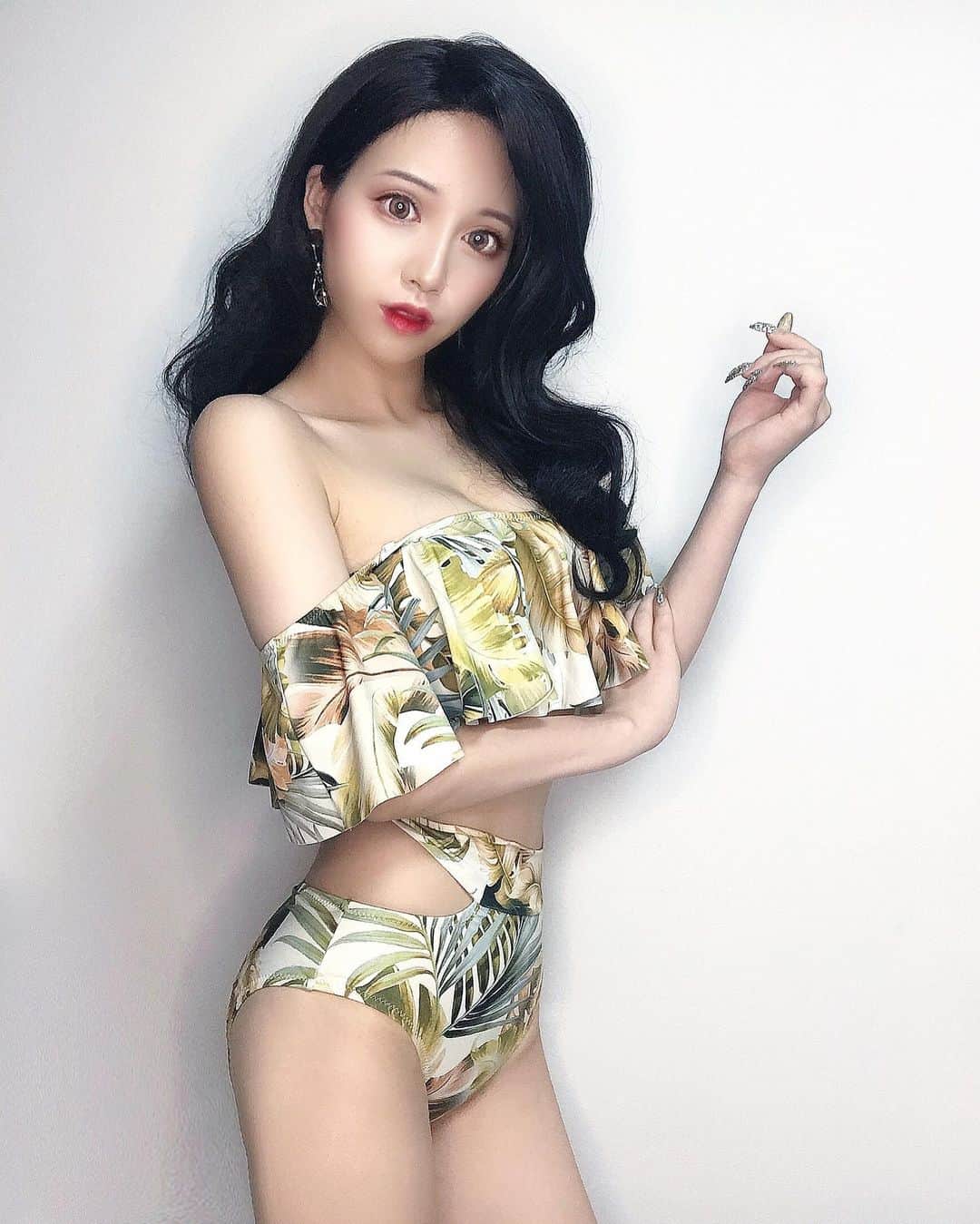 侑季美怜のインスタグラム：「今年の水着👙 ・ ・ ・ #水着　#水着ギャル　#ビキニ　#海　#ナイトプール　#東京　#プール　#セクシー　#ヒラヒラ　#黒髪ロング　#ダイエット　#美容　#女子力　#色白　#韓国ハーフ」