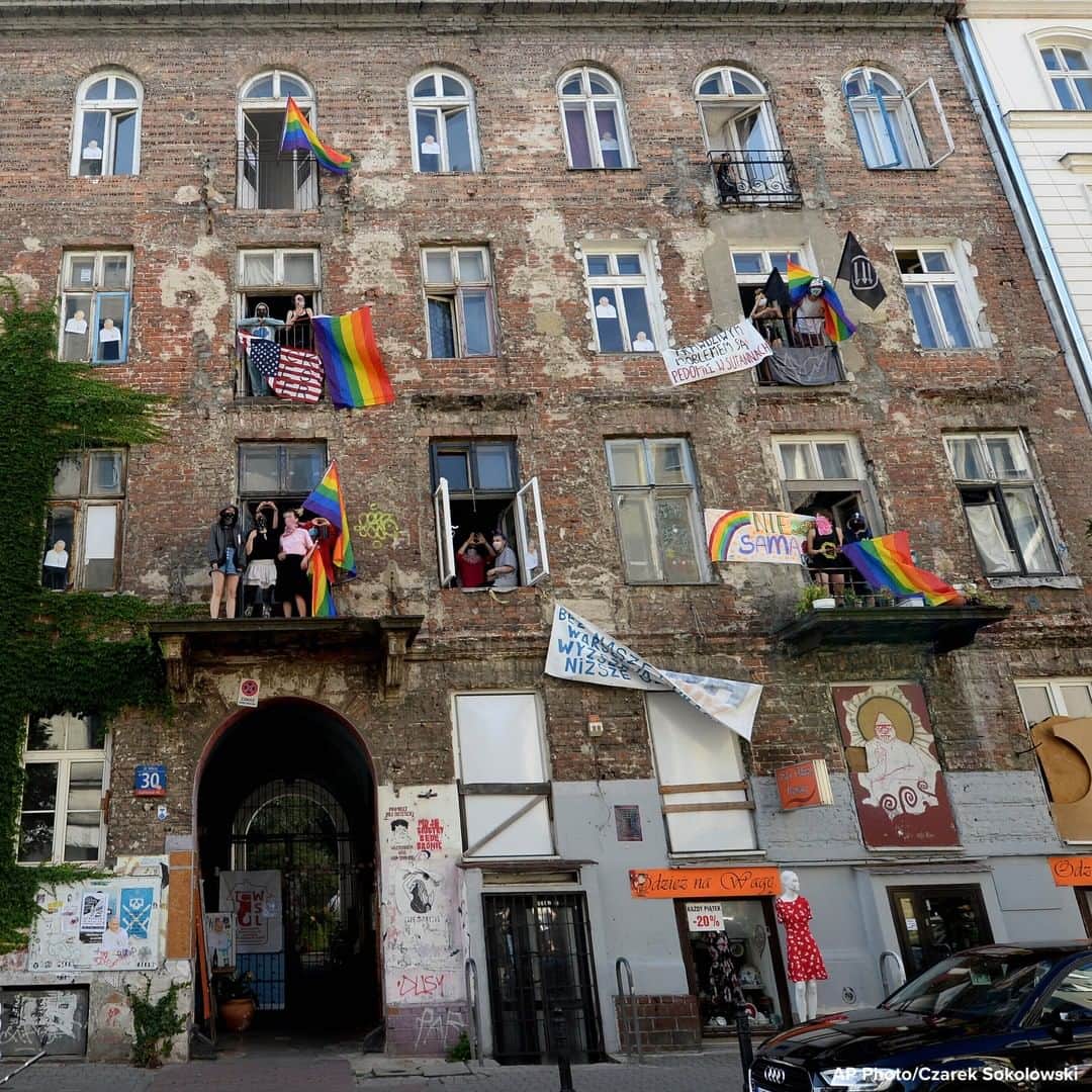 ABC Newsさんのインスタグラム写真 - (ABC NewsInstagram)「People occupy a house in support of LGBT protesters in Warsaw, Poland. #lgbt #flags #protest #poland」8月6日 23時15分 - abcnews