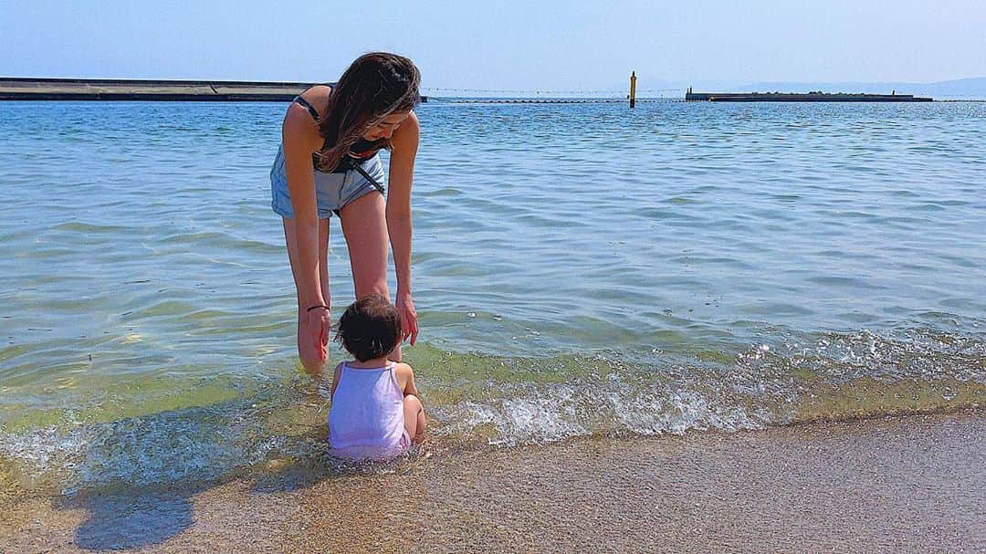七菜香さんのインスタグラム写真 - (七菜香Instagram)「おでかけ👨‍👩‍👧💓 疲れるけどやっぱり家族揃っておでかけが 1番楽しくて幸せだね♡ ・ ・ ・ ・ ・ ・ ・ #dayoff #family #daughter #momlife #momanddaughter #ocean #sea #beach #1yearold #babygirl #happyday #instamood #instagood #須磨海岸 #休日 #女の子ママ #女の子ベビー #海 #1歳 #👨‍👩‍👧」8月6日 23時16分 - nanaka0118