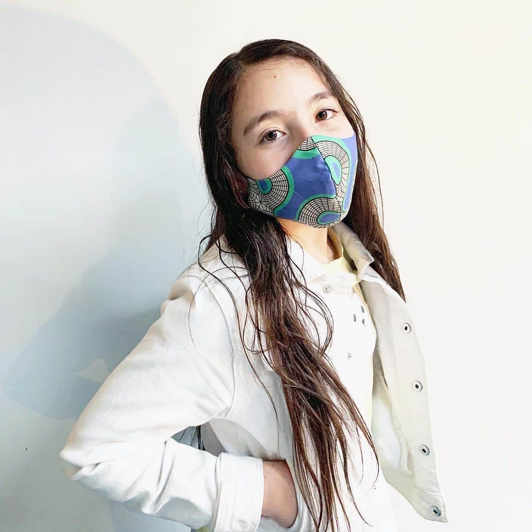 スリーアズフォーのインスタグラム：「Kids Masks are NOW available on our shop in a Limited edition! Featuring Noor in Peacock mask #facemask #kidsmask #kids.  Cymatic print in collaboration with @fitchwork」