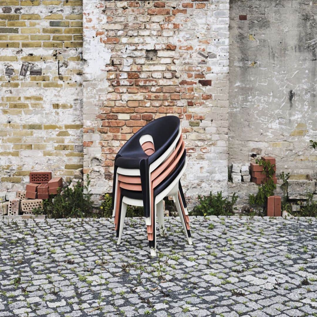 Design Milkさんのインスタグラム写真 - (Design MilkInstagram)「There are few chairs more widely recognized in the world than the common, everyday plastic chair,  but for something that is so ubiquitous in the world, it’s also widely rejected as cheap, ugly, and disposable. This was the challenge that designer @konstantingrcicdesign set out to solve: to redesign the plastic chair into a modern day reiteration that was affordable, versatile, and responsible. Thus, the Bell Chair for @magis_official was born. \\\ designmilk[dot]com」8月6日 23時16分 - designmilk