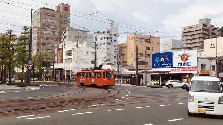 斉藤翠のインスタグラム：「#伊予鉄道 車両の番号が若ければ若いほど、古い車体らしい…！(タクシーのおじさん情報) 路面電車が通る度に番号をチェックしてたけど、5番が最高でした。 5番の車体はいつ頃の車体なんだろうか🚃」