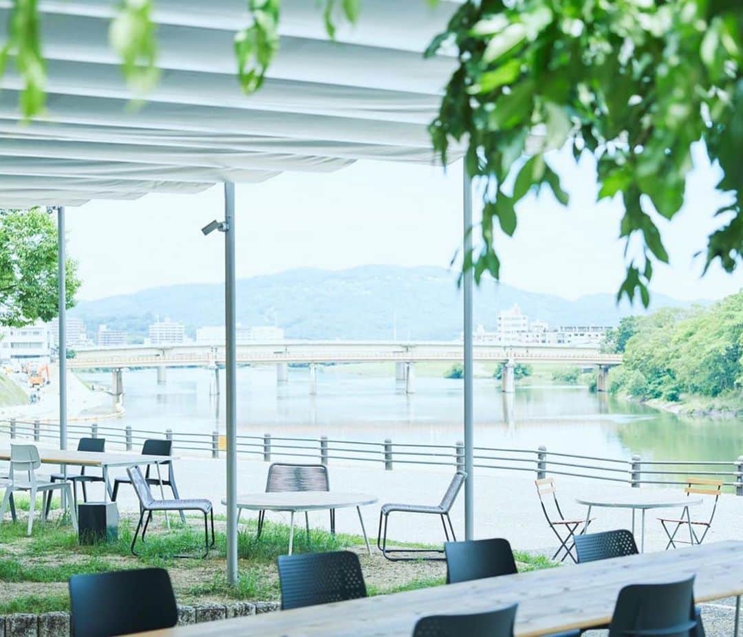 川上俊さんのインスタグラム写真 - (川上俊Instagram)「[new project] koe pizza (dining out in the park) at Okayama // Branding, V.I. by @shunkawakami and #artlessinc / illustration by @kaerusensei / architecture by @mandai_architects  ・」8月6日 23時30分 - shunkawakami