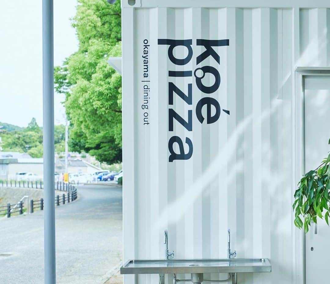 川上俊さんのインスタグラム写真 - (川上俊Instagram)「[new project] koe pizza (dining out in the park) at Okayama // Branding, V.I. by @shunkawakami and #artlessinc / illustration by @kaerusensei / architecture by @mandai_architects  ・」8月6日 23時30分 - shunkawakami