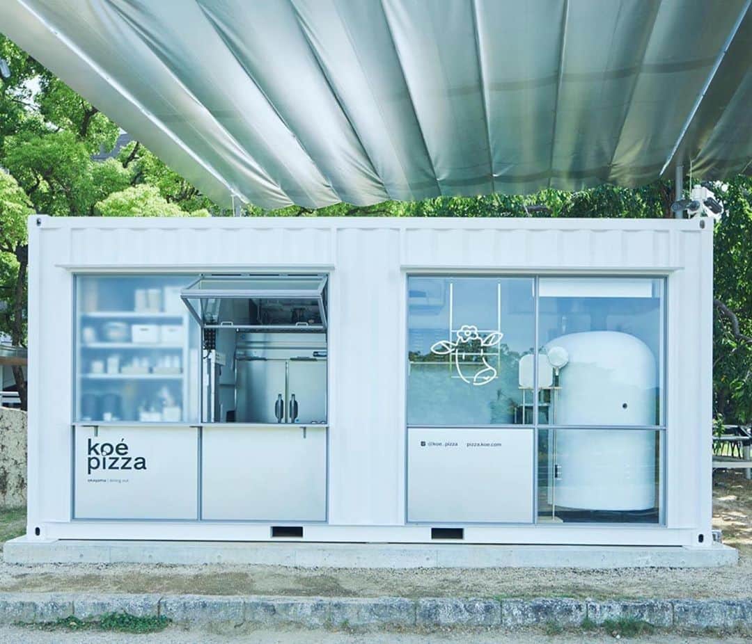 川上俊のインスタグラム：「[new project] koe pizza (dining out in the park) at Okayama // Branding, V.I. by @shunkawakami and #artlessinc / illustration by @kaerusensei / architecture by @mandai_architects  ・」
