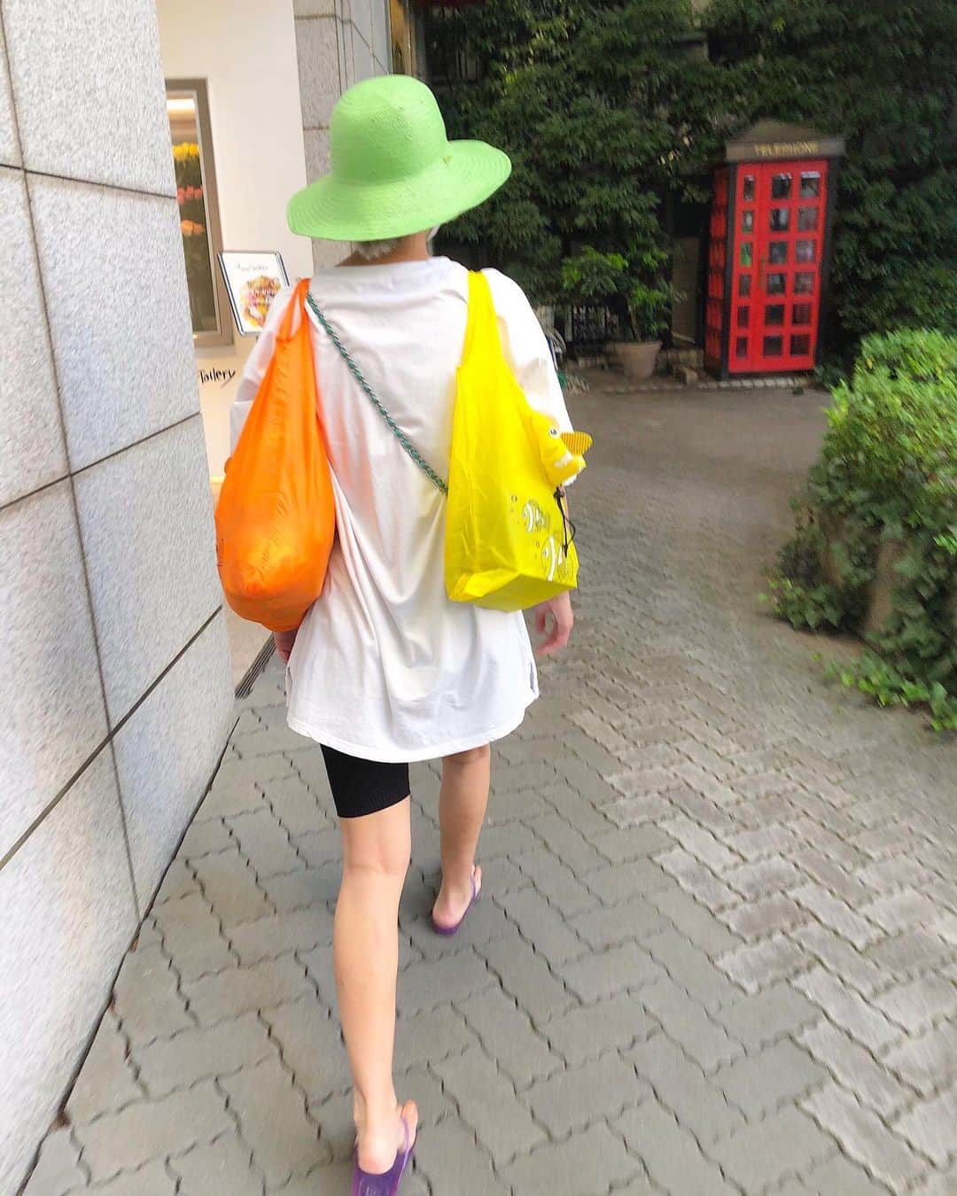 橋本江莉果さんのインスタグラム写真 - (橋本江莉果Instagram)「ニモの #エコバッグ は、イエローバージョンも🥳🐠🛍💛﻿ ﻿ イエローは旦那さん用で、お互い普段持ち歩いて、一緒にいて足りない時に借りてます👩‍❤️‍👨﻿ ﻿ 旦那さんが1人でコンビニに行って、このバッグに入れて帰ってくるのも愛おしかったり👦🏻💕w﻿ ﻿ ちなみにうちのパパもこれの水色を使っていて、それまた👨🏿‍🦱💙﻿ ﻿ #ecobag #日常」8月6日 23時33分 - erica_hashimoto