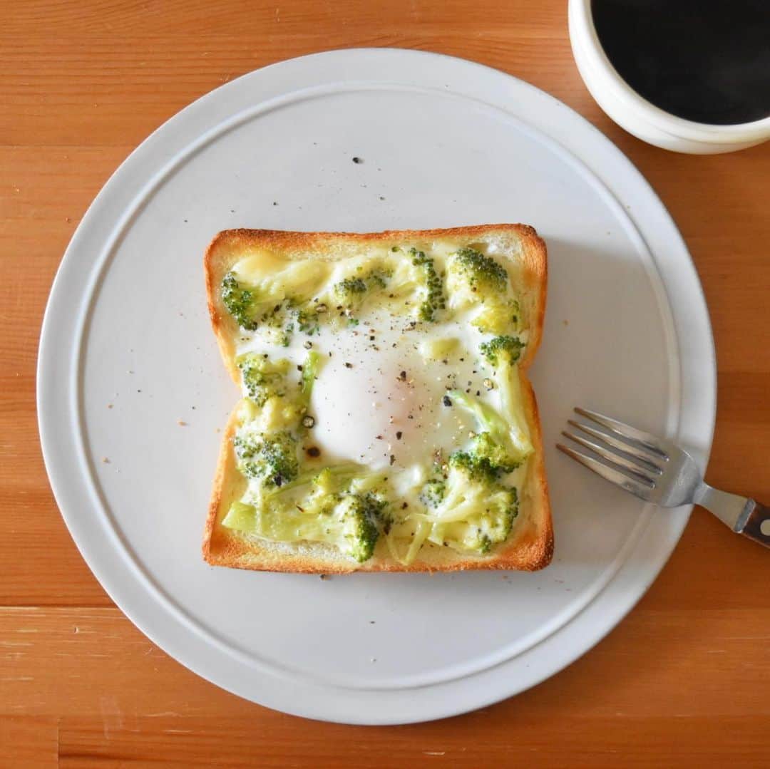 山崎佳のインスタグラム：「Today’s breakfast. ブロッコリー と卵。」