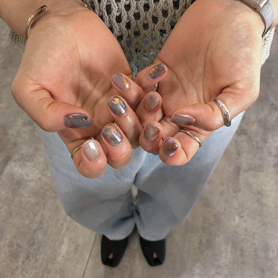 井上花実のインスタグラム：「紛失していた指輪たち、おかえり🍧 : #ネイル#nail#グレーネイル#金箔ネイル #カジュアルネイル」
