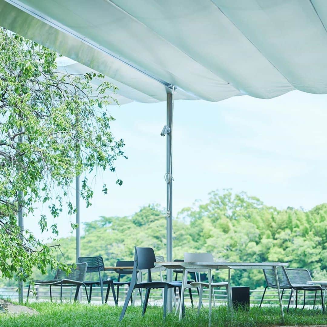 川上俊のインスタグラム：「[new project] koe pizza (dining out in the park) at Okayama // Branding, V.I. by @shunkawakami and #artlessinc / illustration by @kaerusensei / architecture by @mandai_architects  ・  [new project] koe pizza  (dining out in the park) at Okayama  - Branding, V.I. by Shun Kawakami and artless / illustration by Yu Nagaba/ architecture by 萬代基介建築設計事務所 ・  岡山城のそばの公園併設型ピッツェリア「koe pizza」、オープンしました。岡山市と連携し石山公園を中心としたカルチャーの活性化として、公園内での新しいスタイルのダイニングアウトです。  artless は、ブランド全体のコミュニケーションデザイン／ロゴ、グラフィック、サイネージ、パッケージ、グッズ、ウェブデザインと行い、建築設計は、萬代基介建築設計事務所。イラストレーションは、koe donuts でもご一緒している長場さん。  ピザというコンテンツと岡山という街と文化を想像しながら、クールさと可愛さを併せ持つブランドとしてデザインしています。オープンエアな野外レストランとして、ファミリーや友人、カップルなど様々な方に楽しんでいただいているようです：）  ・ open：2020.6.19 fri address：岡山県岡山市北区石関町7 石山公園内 opening hours：April - June / October 月.火.日.祝 AM 10:00-PM 17:00 金.土.祝前 AM 10:00-PM 20:00 (closed：水, 木) https://www.koe.com/koepizza/ ・ ・ @koe_pizza」