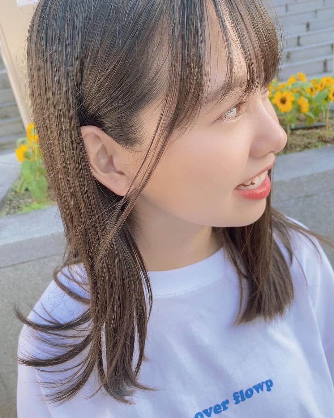 本郷柚巴のインスタグラム：「真っ白なTシャツに overflowpの文字が可愛すぎる👕 ・ ・ 後ろを向くとデザインも違うくて また違った可愛さがみれます☺️ ・ ・ ・ 中々履かないワイドパンツ🩳 実は無印良品で購入しました🤍 ・ ・ わたしはダボっとしてる服が好きなのでTシャツはXLサイズです🤍🤎 ・ ・ ・ #nmb48  #本郷柚巴 #ほんごうゆずは  #今日のコーデ #カジュアルコーデ #overflowp #flowp #pants #ワイドパンツ  #無地  #jk #seventeen」