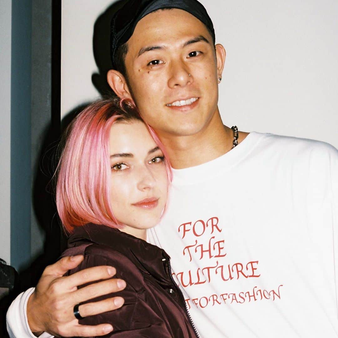 ステファニー・ミチョヴァのインスタグラム：「6 YEARS!!! and I love you even more ❤️ 6년기념 🥰😍 @realisshoman」