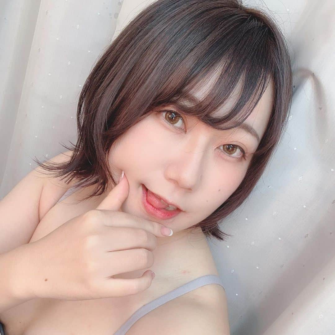 狭間るかのインスタグラム：「髪色を暗くしました😎ほんのり紫入ってるよ🙌  #狭間るか　#ヘアカラー  #ボブヘアー #パープルカラー #グラドル」