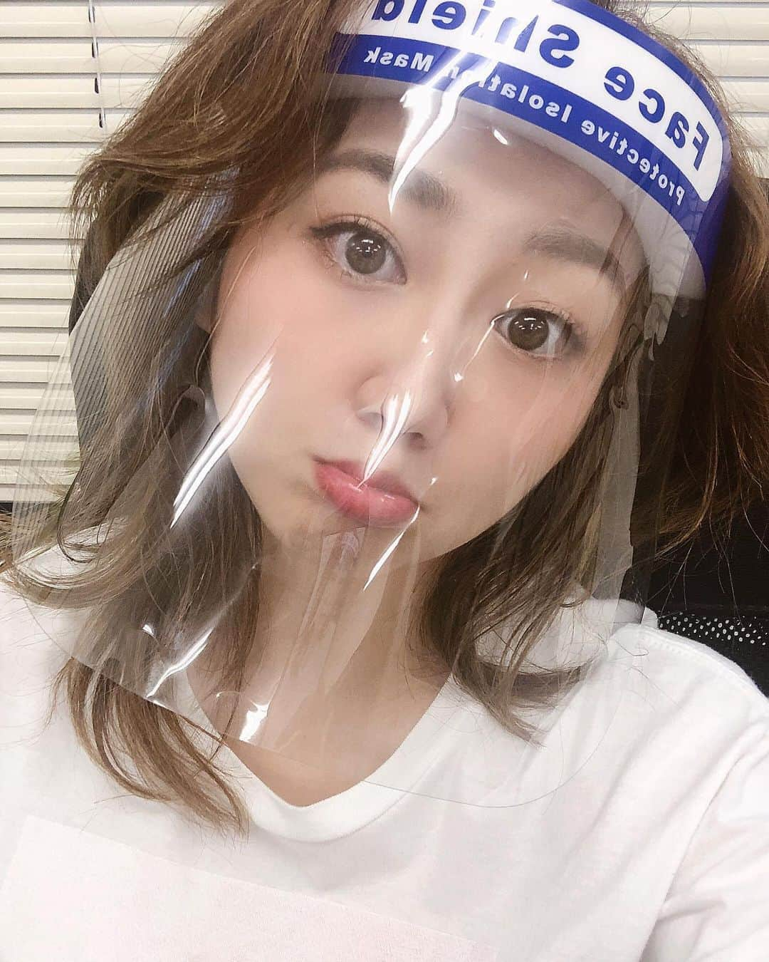 樹麗さんのインスタグラム写真 - (樹麗Instagram)「#faceshield こちらでオーディション受けたりお芝居のワークショップ受けたりとなかなか慣れてきた🙈  ソーシャルディスタンスあるはあるで 相手に何かを伝えようという能力が 高くなるかもしれないなぁ☺︎  そして 皆様に少しでも笑顔になってもらえるような 作品を一早くお届けしたいなぁと☺︎  早くいい報告ができますように。  #関係ないけど #虹プロダンスも覚えてるよ #関係ないけど」8月7日 0時01分 - juri_kami_0213