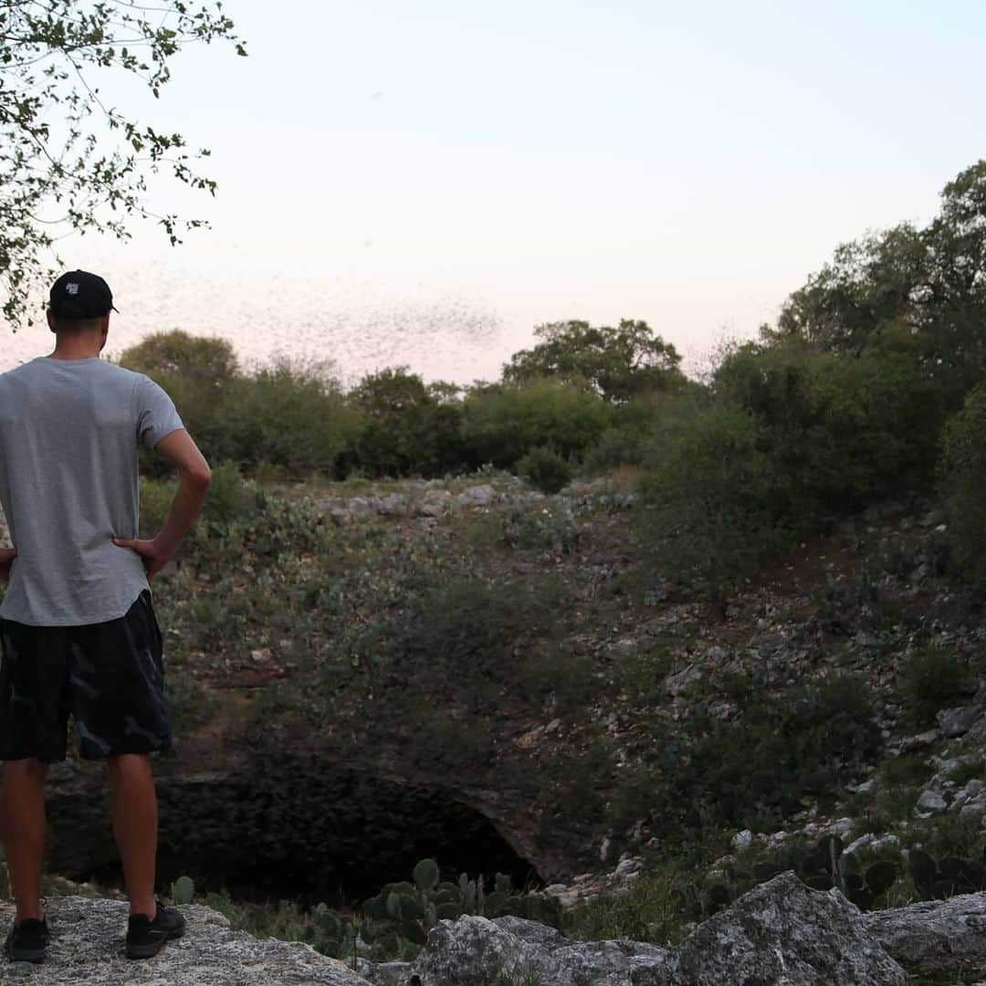 マヌ・ジノビリさんのインスタグラム写真 - (マヌ・ジノビリInstagram)「We recently visited again Bracken Cave, the largest bat colony in the world, only 20 miles from San Antonio. Marvelous experience for the family! Become a member, support and visit soon. You won't regret! 🦇🦇 https://batcon.org/join-us/membership/」8月7日 0時01分 - manuginobili