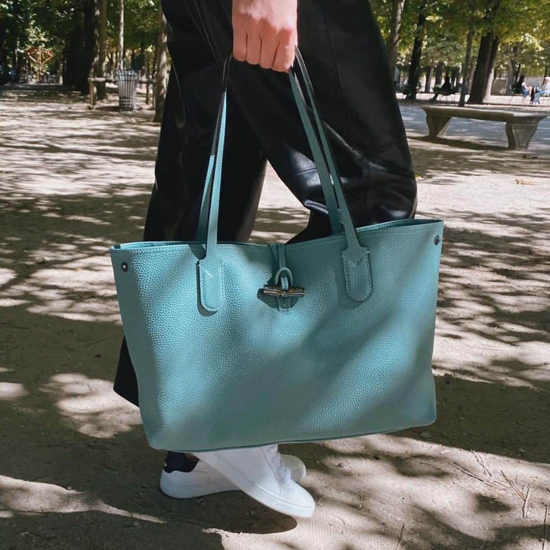 Longchampさんのインスタグラム写真 - (LongchampInstagram)「The Roseau Essential. Essential for carrying all your essentials, of course. Comment below with your essentials.   #RoseauEssentiel #LongchampRoseau」8月7日 0時02分 - longchamp