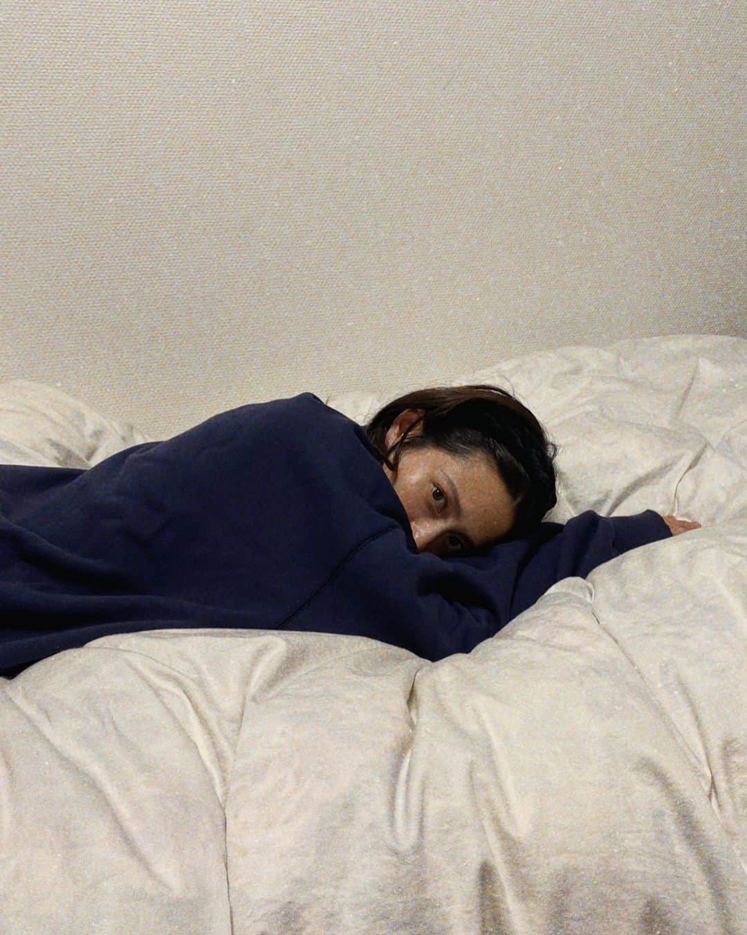 保坂美亜のインスタグラム：「ベッドに入って5分で眠りにつける人は危険だって。それって気絶に近いらしいよ。わたしは363日そうだけどね。ふつうに快眠おばけ。」
