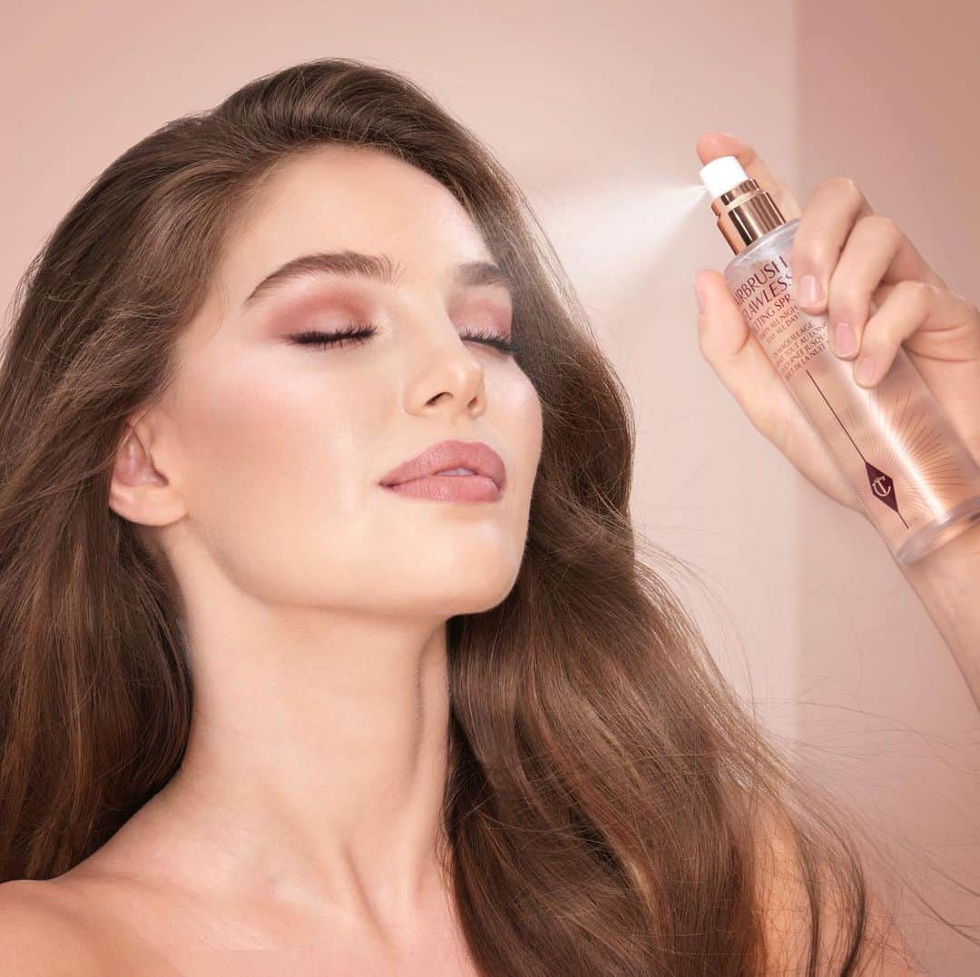 シャーロット・ティルベリーさんのインスタグラム写真 - (シャーロット・ティルベリーInstagram)「⭐️NEW! AIRBRUSH FLAWLESS SETTING SPRAY NOW AVAILABLE IN MORE STOCKISTS ⭐️  Darlings, my NEW! Airbrush Flawless Setting Spray PRIMES, SETS and AMPLIFIES your makeup for up to 16 hours*!!! For the PERFECT MAKEUP DAY, EVERY DAY, this NEXT-GENERATION high performance Setting Spray is LIGHT-AS-AIR, OIL FREE and LONG-LASTING!!! No melting! No fading! No creasing!  MAGIC USER TRIAL RESULTS*⠀ 99% agree the product is lightweight. 96% agree the product weightlessly sets your makeup. 94% agree the product improves makeup longevity. ⠀ *100 women tested.  🛍 NOW AVAILABLE AT: 🌍 charlottetilbury.com, @cultbeauty @netaporter @feelunique. 🇬🇧 @johnlewisandpartners, @theofficialselfridges, @harrodsbeauty, @fenwickofficial, @houseoffraser, @harveynichols, @spacenk. 🇮🇪 @officialbrownthomas @arnottsdublin. 🇳🇱 @debijenkorf. 🇫🇷 @sephorafrance. 🇩🇪 @sephoradeutschland, @kadeweofficial, @breuninger. 🇪🇸 @sephora_spain. 🇺🇸 @nordstrom, @sephora @bloomingdales, @bergdorfs. 🇨🇦 @sephoracanada, @nordstromcanada, @holtrenfrew.  #CharlotteTilbury #AirbrushFlawless #SettingSpray #Flawless #Poreless #AirbrushMakeup #Hydrating #Skincare #Beauty」8月7日 0時10分 - charlottetilbury