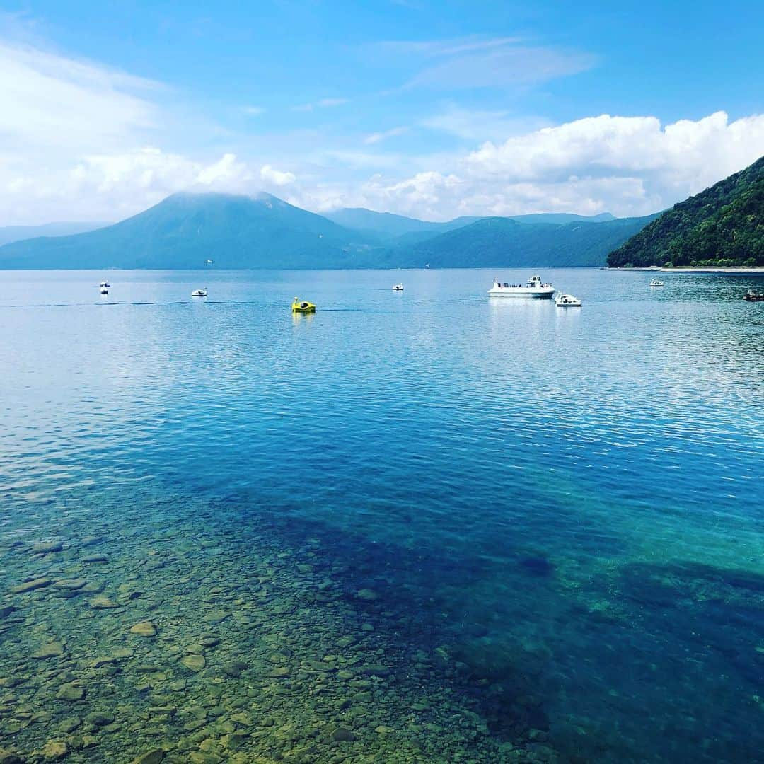 八木隆太郎のインスタグラム：「🛶  透明度11年連続日本一を誇る  ✨支笏湖✨を取材。  札幌から車で1時間ほどで 行ける大自然。 この時期は水草が揺れていて ブルーとエメラルドグリーンの 水面が楽しめます⛰  アウトドアブームの影響で 週末はだいぶ人が戻ってきましたが、一部でマナー違反も…  🈲遊泳 🈲テント 🈲生き物を獲る 🈲焚き火  🈲ライフジャケット未着用 での水上アクティビティ  支笏湖は国立公園なので、 色々とルールがあります。 ドローン映像も許可をとり 撮影しています🎥  今年はマナー違反が多く、 ローカルルールも この夏、新たに定められました。  知らないだけで 悪気がない人もたくさんいる はずです。 私も細かなルールは 取材で知りました。  この大自然を守るために、 正しい知識を得て、 また道外の観光客を迎えられる ようにしましょうm(_ _)m  #支笏湖 #支笏湖ブルー #カヌー #キャンプ #焚き火 #水草 #ドローン #アクティビティ」