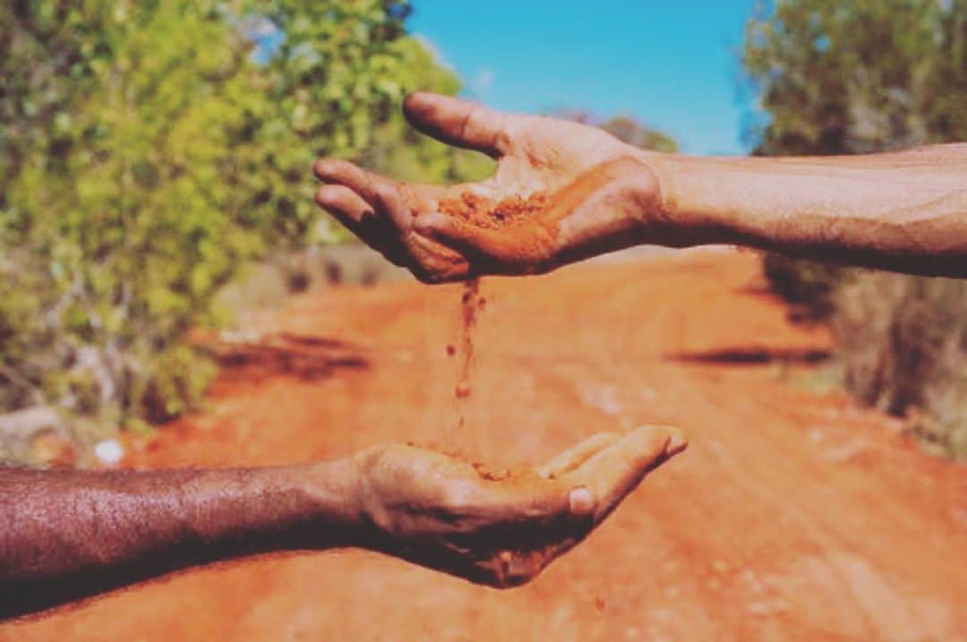 のインスタグラム：「Secondary school textbooks teach our kids the myth that Aboriginal Australians were nomadic hunter-gatherers (August 2, 2020 @theconversationau   Robyn Moore, University of Tasmania) In his book Dark Emu, Bruce Pascoe writes that settler Australians wilfully misunderstood, hid and destroyed evidence of Aboriginal Australians’ farming practices.  My analysis of secondary school textbooks shows this behaviour isn’t restricted to the past — it is ongoing.  In Australia, pre-invasion Aboriginal peoples tend to be portrayed as nomadic hunter-gatherers. For example, a 1979 textbook titled Australia’s frontiers: an atlas of Australian history by J.R.J. Grigsby and T.F. Gurry said:  The people of this distinctive race were hunters and gatherers […] They were constantly on the move, following game or seeking new sources of plant food. However, physical evidence as well as the journals of early colonists show Aboriginal peoples farmed and built large villages, meaning many groups stayed in one place.  Sophisticated farmers  In the 1970s, evidence of Aboriginal farming in southwest Victoria recorded by white archaeologists confirmed what the local Gunditjmara people had always known: rather than living off whatever they came across, the Gunditjmara actively farmed the landscape. As in other areas in the world, intensive farming was accompanied by permanent dwellings.  Writings of early colonists show Aboriginal agriculture was practised Australia-wide. In 2011, Bill Gammage used historical writings to explain how Aboriginal peoples created the park-like landscape “discovered” by early colonists.  Bruce Pascoe’s recent book Dark Emu extends Gammage’s research. Writing about the journals of the early colonists, Pascoe wrote:  As I read these early journals I came across repeated references to people building dams and wells, planting, irrigating and harvesting seed, preserving the surplus and storing it in houses, sheds or secure vessels, creating elaborate cemeteries and manipulating the landscape – none of which fitted the the definition of hunter-gatherers.」