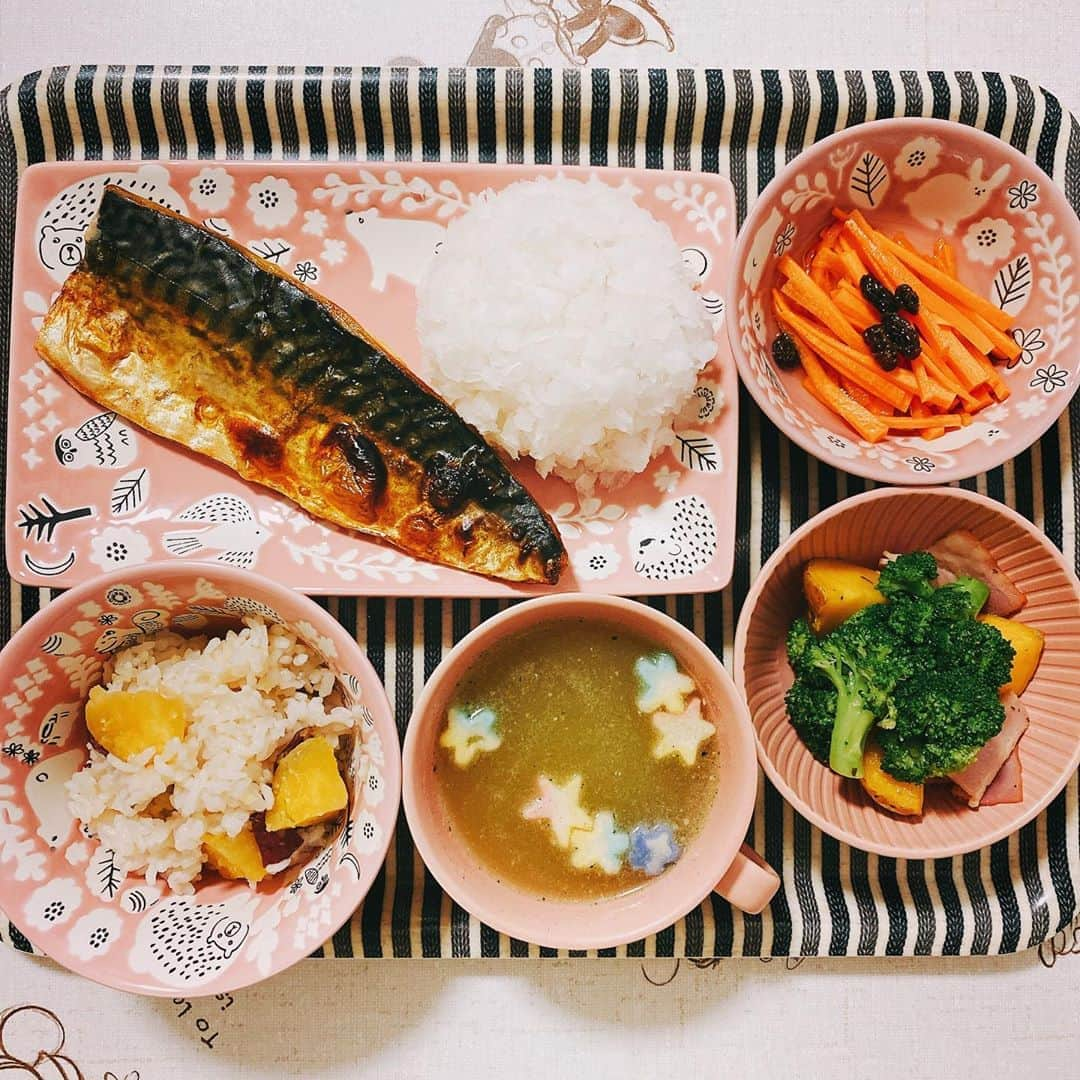 楠見藍子のインスタグラム：「本日の#おうちごはん🍙🍴( ¨̮ )✩ 山盛りの鬼おろしを美味しくいただくための塩サバさん🐟 #ママ#ごはん#男の子兄弟#5歳#1歳 #デザートは生クリームたっぷりのロールケーキ♡ #お気に入りのケーキ屋さん #おいしすぎて写真撮り忘れ」