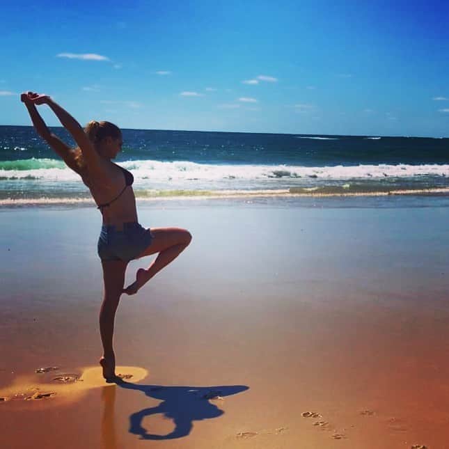 ヴィルジニー・デデューさんのインスタグラム写真 - (ヴィルジニー・デデューInstagram)「💦💙💦 • ➕ Tu t’en FOUS ➕T’es HEUREUX • Positive Vibes ..... Dance in the beach • #artist #athlete #synchrogirl #swimmer #dancer #life #free #saliesud #enjoy #enjoylife #woman #womanpower #womanartist @natationartistique #doyourshow」8月7日 0時20分 - virginie_dedieuoff