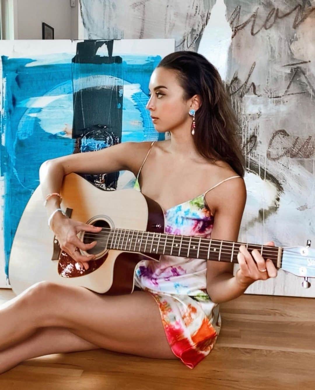 ダニジョーのインスタグラム：「How ‘bout Landslide? 🎼🎸Dream girl @powi295 in the Max earrings and tie-dye slip #dannijoathome」