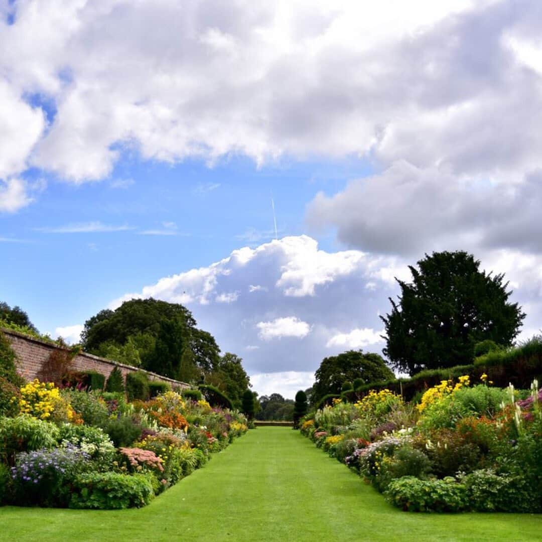 クリスティーズさんのインスタグラム写真 - (クリスティーズInstagram)「Inspired by a plan of his mother's from the 1970s, Lord Ashbrook created The Grove at Arley Hall full of ornamental trees, shrubs and rhododendrons which provide an attractive walk for visitors throughout the season.⠀ .⠀ Lord Ashbrook's family have tended to the gardens at Arley hall for five hundred years and created 'garden rooms' before the phrase was even coined.⠀ .⠀ As part of the Historic Houses group, Arley Hall is in the shortlist for the Historic Houses Garden of the Year awards, sponsored by Christie's.⠀ .⠀ You can vote for your favourite of 2020 from now until 30 September. Link in bio to vote. ⠀ .⠀ Arley Hall, Cheshire⠀ .⠀ @historic_houses @arleyhallandgardens #historichouses #gardens #outdoors #landscapes #goty2020 #gardenoftheyear #horticulture #horticulturaldesign」8月7日 0時28分 - christiesinc