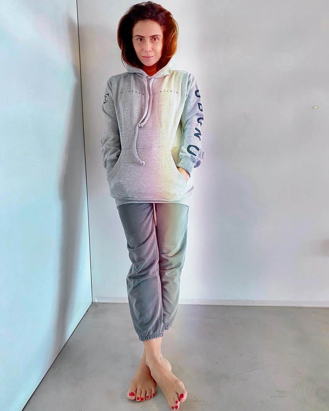 Giovanna Antonelliのインスタグラム：「Uma boa tarde mais do que especial pra agradecer esse moleton cheio de propósito que a galera do @projetocidadesinvisiveis mandou pra cá!!! Tem amor, tem garra, tem solidariedade, e dessas coisas a gente gosta! Vale a pena chegar lá no @, pra conhecer!!!! #ubuntu 🙌🏻💜 #tmj」